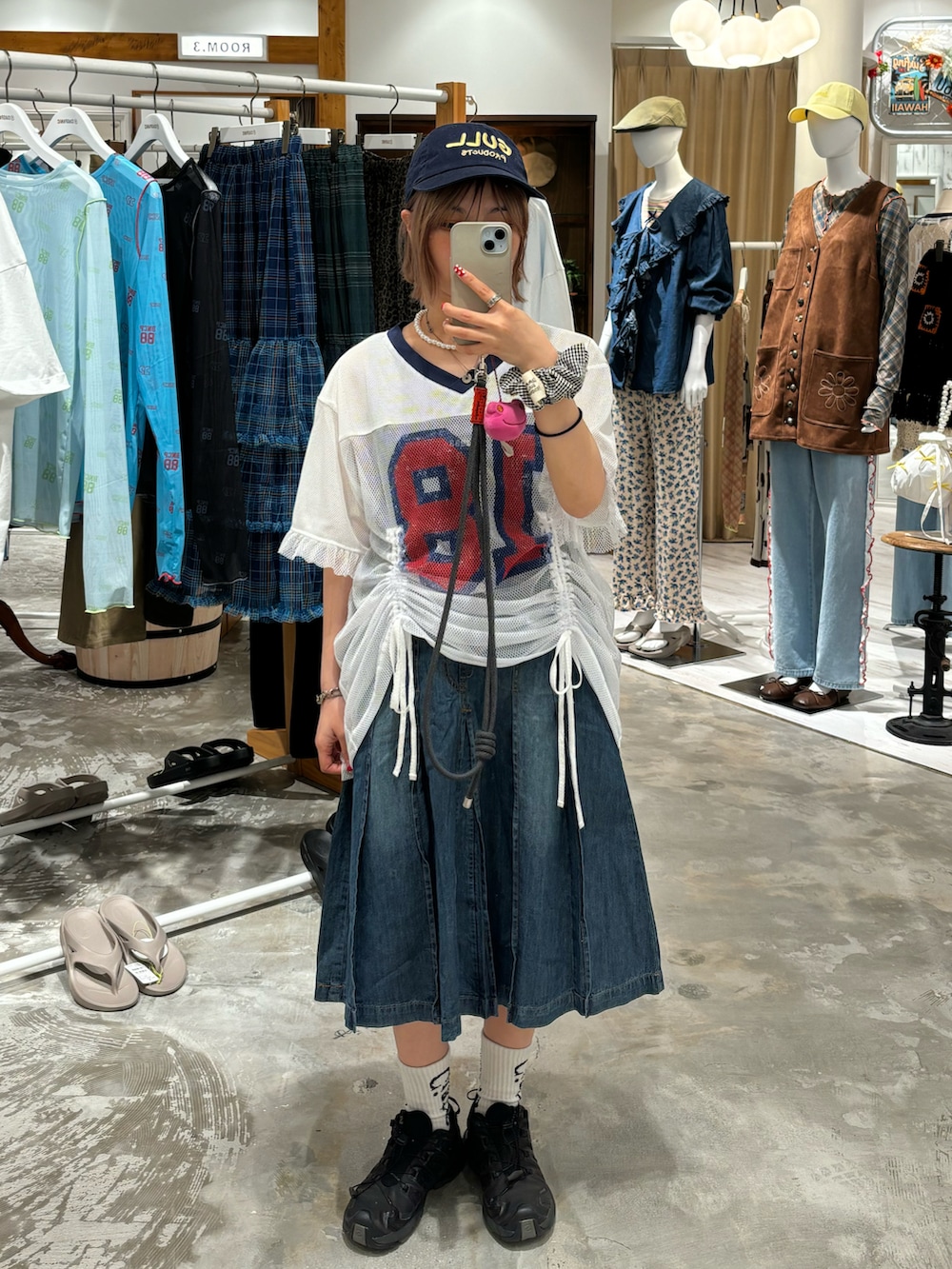 「柄シャツ、スポーツミックス、おでかけコーデ、初夏コーデ、デニムスカート、新作、ネイビー、メンズライク、ootd、fashion、メッシュ、スニーカー、ciaopanic、CIAOPANIC、ciaopanic広島」｜「CIAOPANICのライトデニムプリーツミドルスカート（デニムスカート、ブルー系）」を使った、華愛さん（レディース・149cm）の夏コーディネートの4枚目の写真