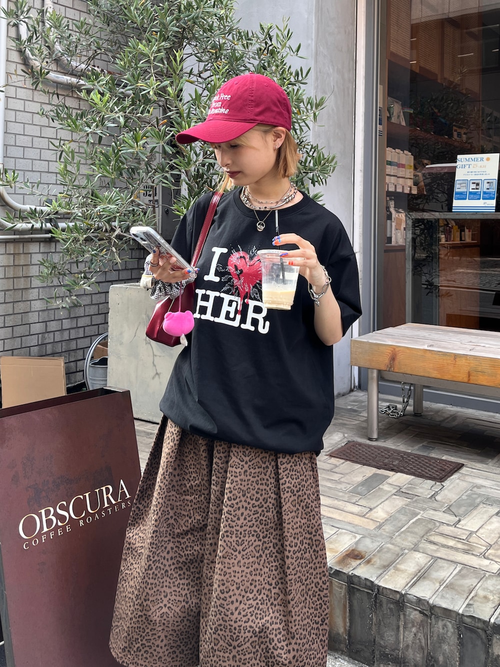 「nugu、夏ルックで気分アップ、デニム、ロゴT、夏ファッション、夏、ootd、パンツスタイル、お洒落さんとつながりたい、ゆるコーデ、韓国ファッション、fashion、メンズライク、ストリート、差し色コーデ」｜「SALOMONの【SALOMON】XT-PATHWAY 2（スニーカー、ブラック系）」を使った、華愛さん（レディース・149cm）の夏コーディネートの2枚目の写真