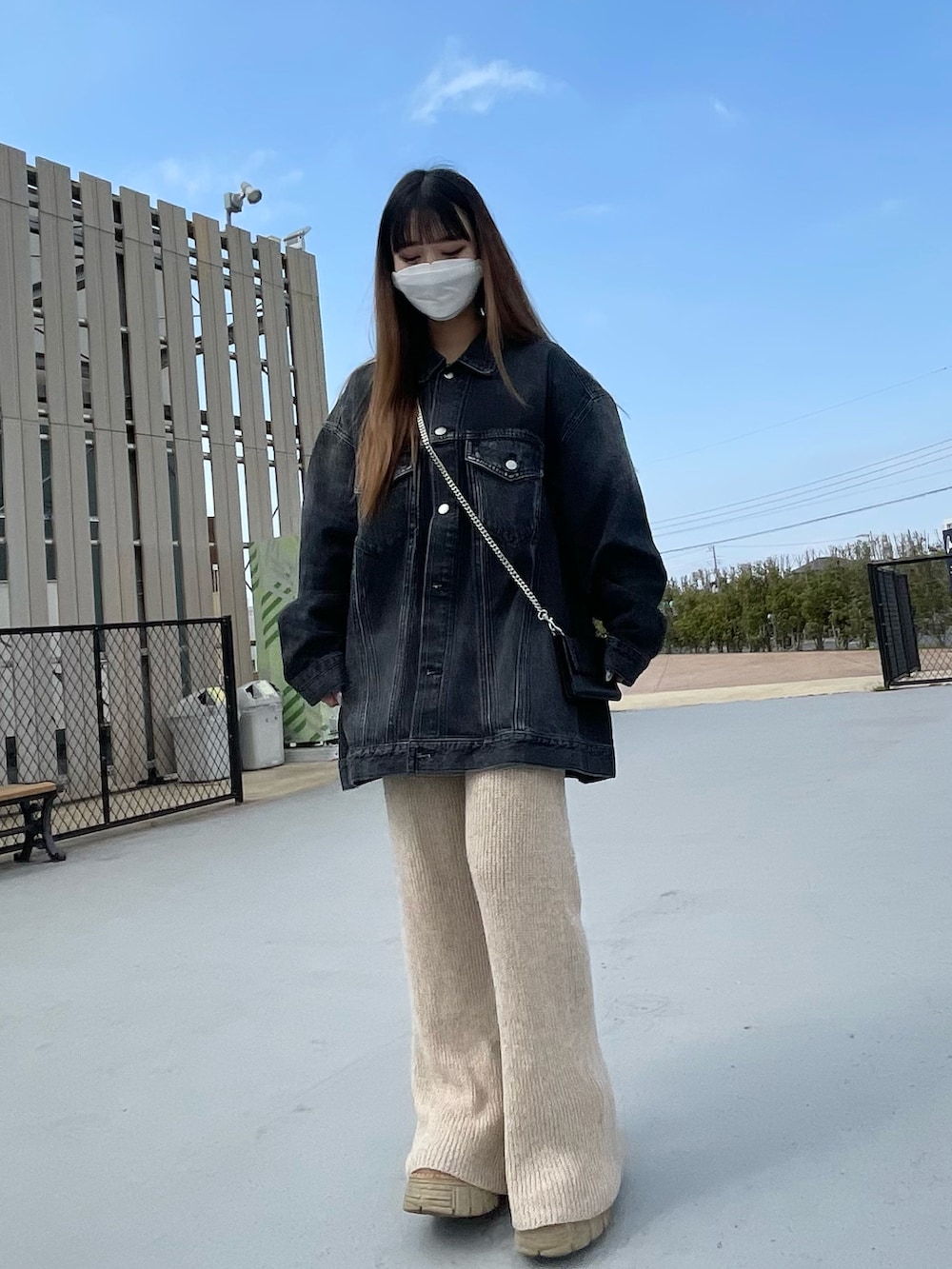 ブラック系のデニムジャケットを着用したレディースの春コーディネートの2枚目の写真