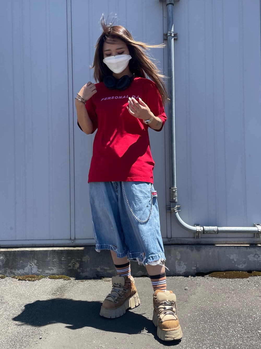 レッド系のTシャツ/カットソーを着用したレディースの夏コーディネートの2枚目の写真