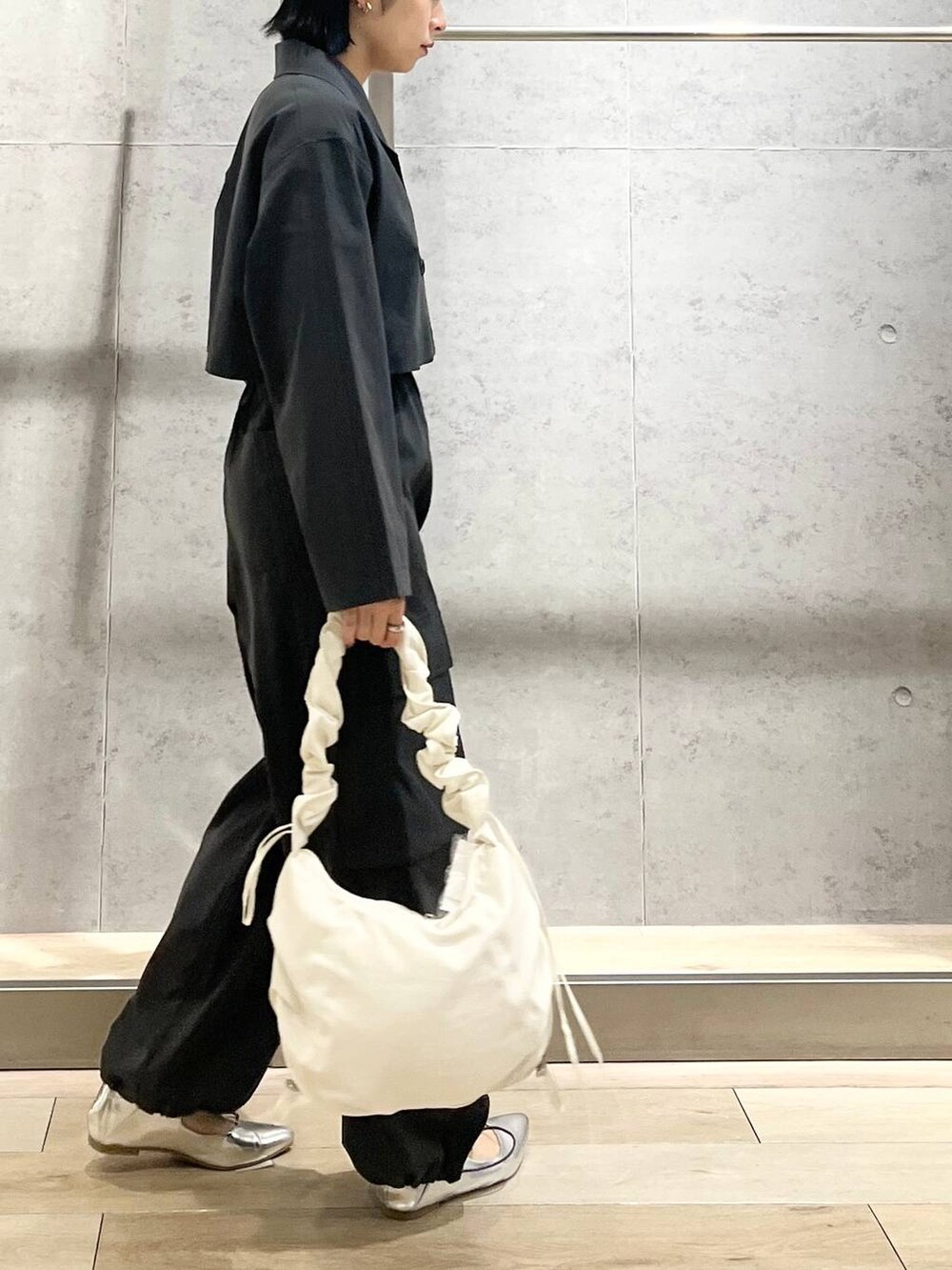 「LEPSIM、アウター、トレンチコート、ワイドパンツ、ミリタリー、セットアップ、パンプス、ショルダーバッグ、シンプルコーデ、ストリート、モノトーン、シルバー、ワントーンコーデ、ショート丈トップス、ミリタリーパンツ」｜「LEPSIMのワイドカーゴポケットパンツ　987520（カーゴパンツ、グレー系）」を使った、エムアイさん（レディース・162cm）の冬コーディネートの3枚目の写真