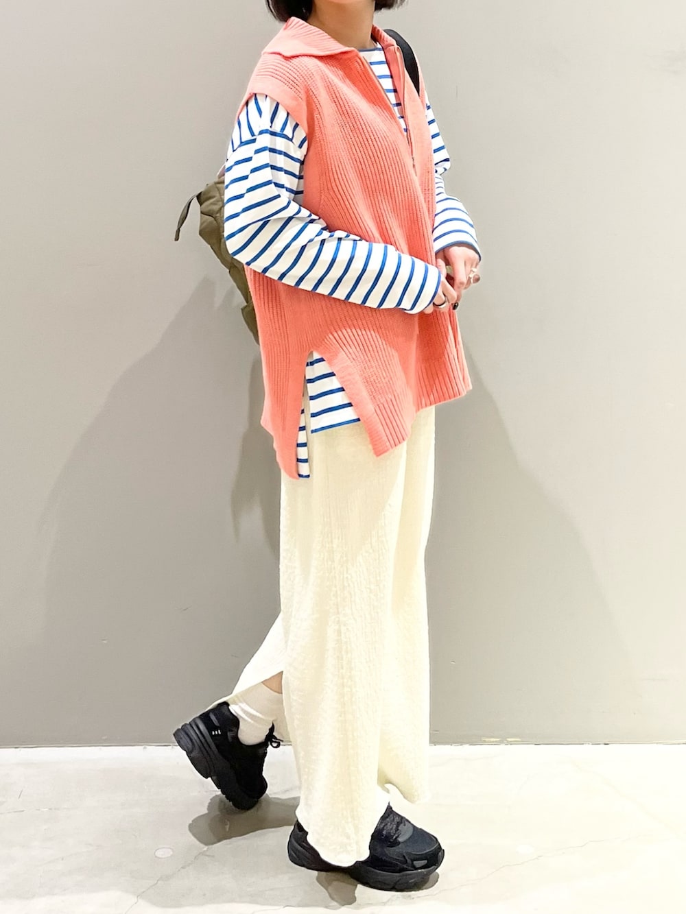 ブラック系のスニーカー、ブルー系のTシャツ/カットソー、ホワイト系のマタニティウェア/グッズを着用したレディースの冬コーディネートの3枚目の写真