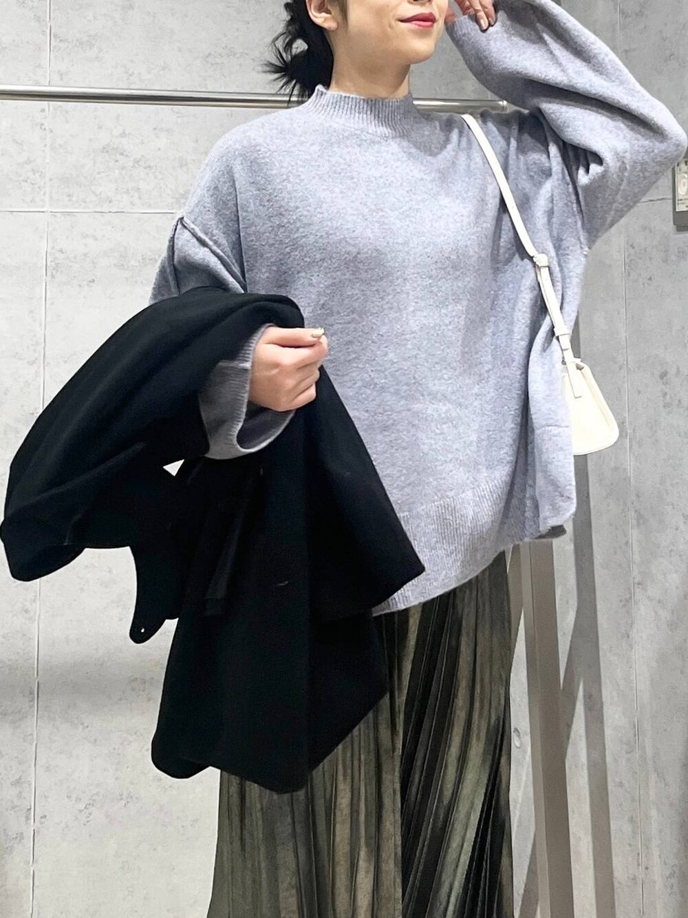 「ニット、セールコーデ、アウター、スカート、ブーツ、カジュアル、モード、ベーシック/シンプル、デート/ロマンティック、楽ちんコーデ、女子会、きれいめカジュアル_LEPSIM、LEPSIM、おでかけ、シンプルコーデ」｜「LEPSIMのストレッチローヒールブーツ　147085（ブーツ、ホワイト系）」を使った、エムアイさん（レディース・162cm）の冬コーディネートの5枚目の写真