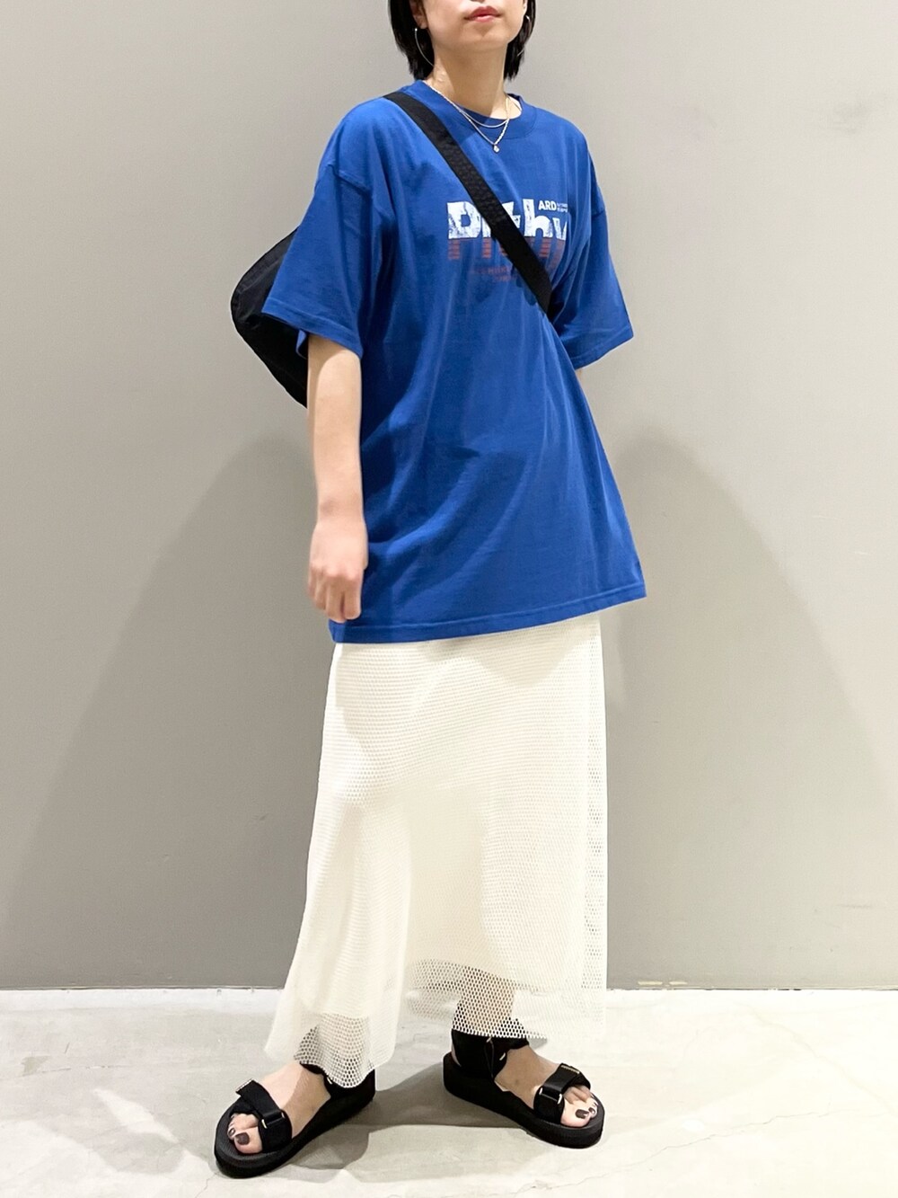 ホワイト系のスカート、ブラック系のサンダル、ブラック系のショルダーバッグを着用したレディースの夏コーディネートの7枚目の写真