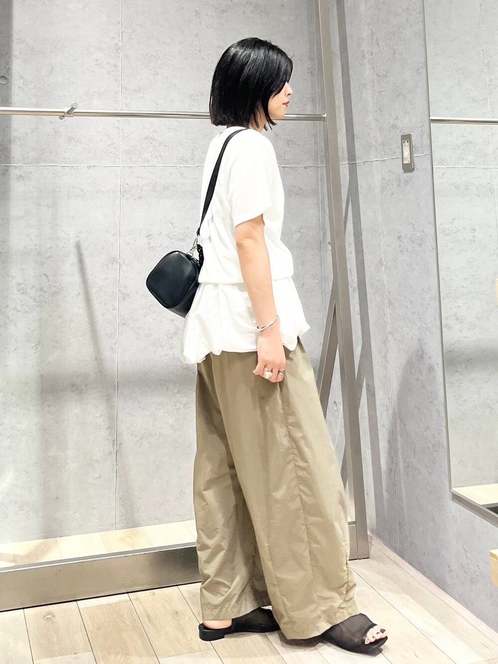 ブラック系のサンダル、ブラック系のショルダーバッグ、ブラウン系のその他パンツを着用したレディースの夏コーディネートの5枚目の写真