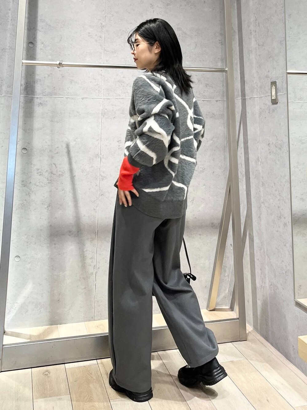 グレー系のニット/セーター、グレー系のカーディガン/ボレロ、グレー系のその他パンツを着用したレディースの冬コーディネートの3枚目の写真