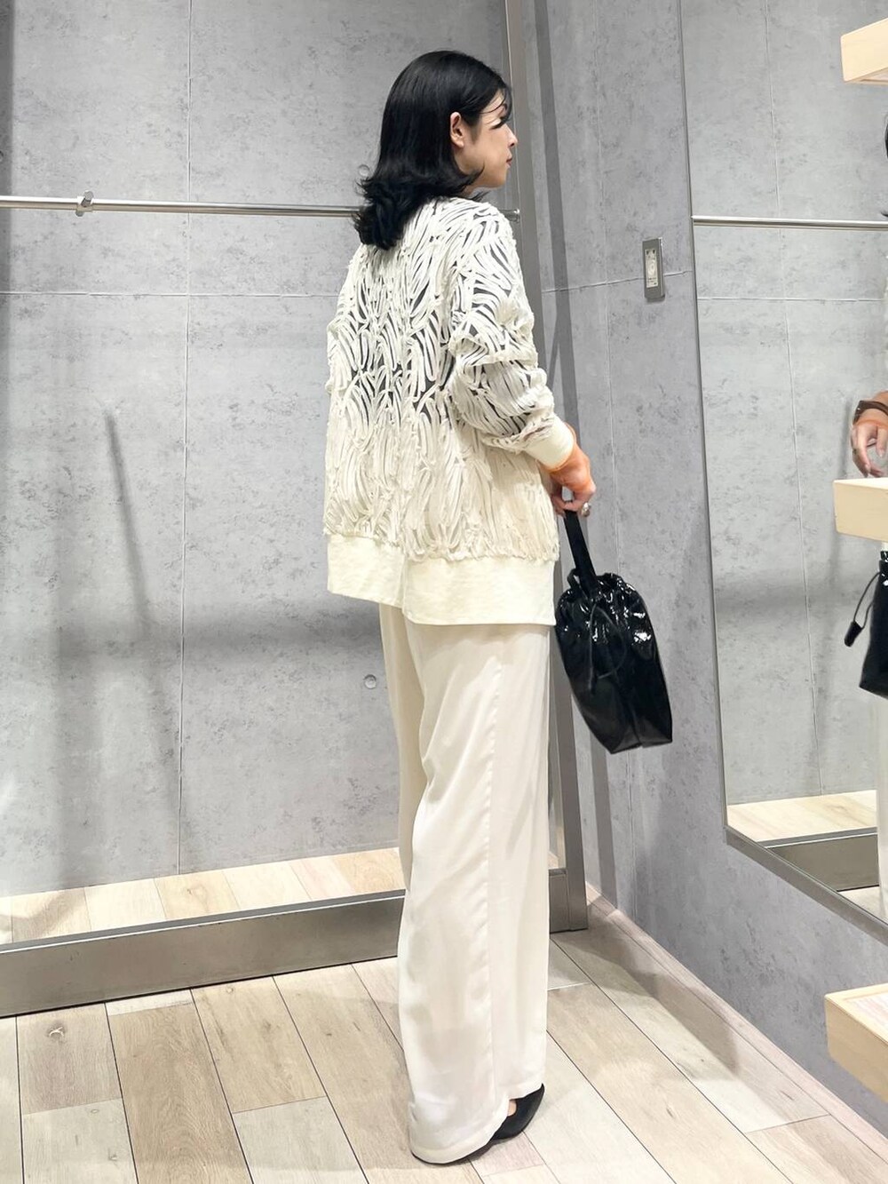 ブラック系のTシャツ/カットソー、ブラック系のパンプス、ホワイト系のその他パンツを着用したレディースの春コーディネートの4枚目の写真