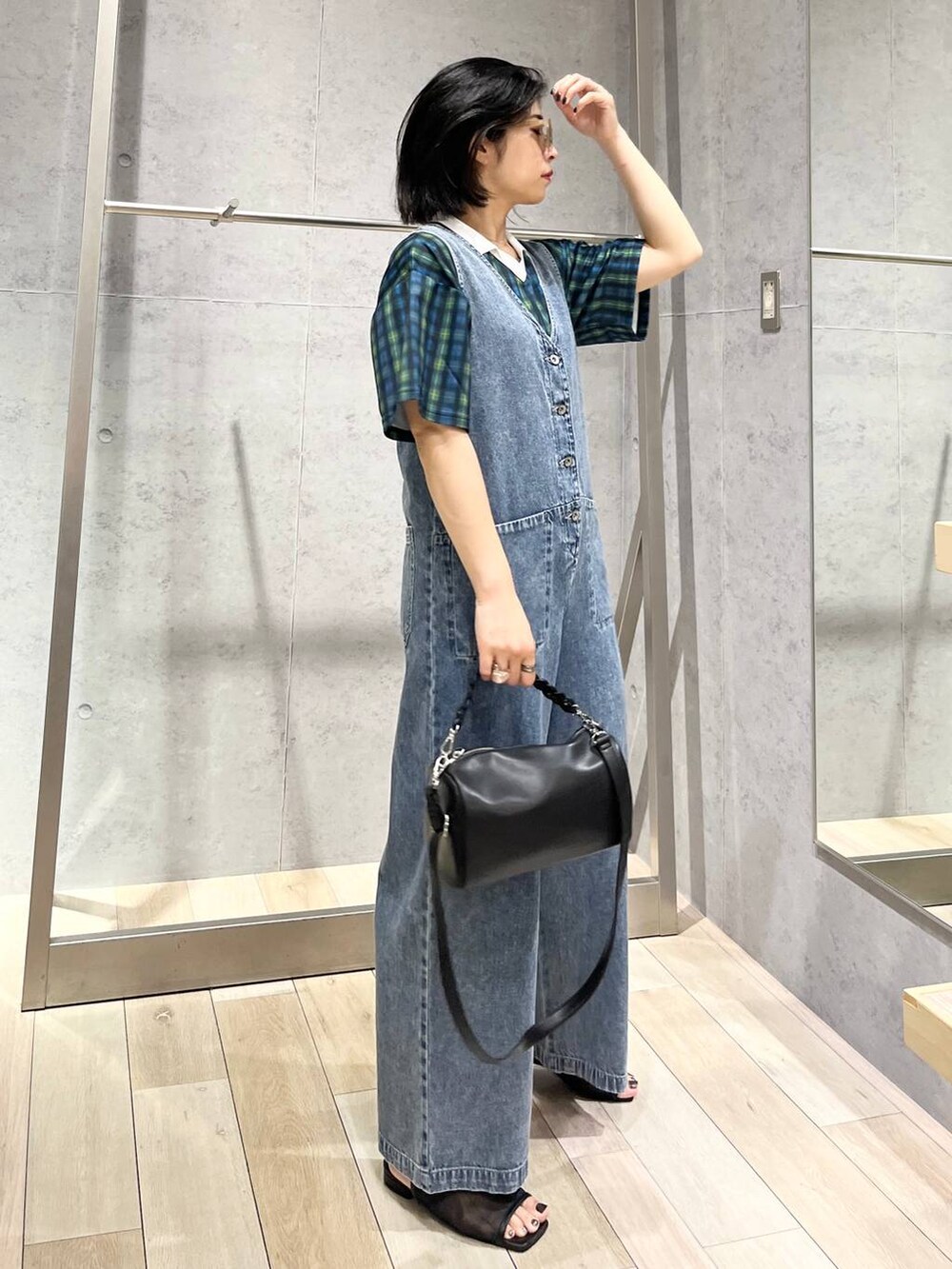 「カジュアル、モード、ベーシック/シンプル、デート/ロマンティック、楽ちんコーデ、女子会、きれいめカジュアル_LEPSIM、LEPSIM、おでかけ、シンプルコーデ、Kappa、シャツ、シャツスタイル、デニムワンピース、サンダル」｜「LEPSIMのシアーフラットサンダル　323224（サンダル、ブラック系）」を使った、エムアイさん（レディース・162cm）の夏コーディネートの2枚目の写真