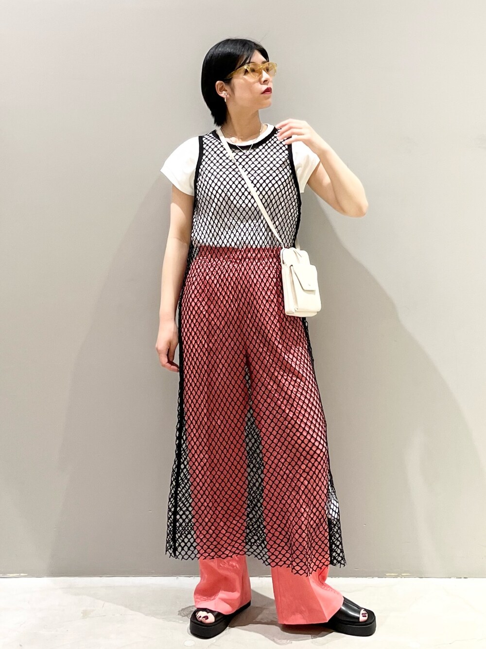 ピンク系のデニムパンツ、ホワイト系のTシャツ/カットソー、ブラック系のワンピースを着用したレディースの夏コーディネートの3枚目の写真