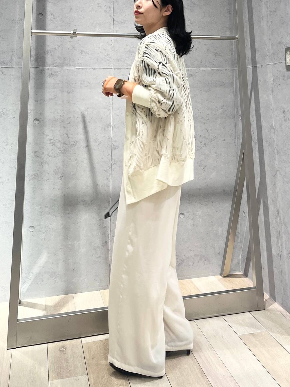 ブラック系のTシャツ/カットソー、ブラック系のパンプス、ホワイト系のその他パンツを着用したレディースの春コーディネートの6枚目の写真