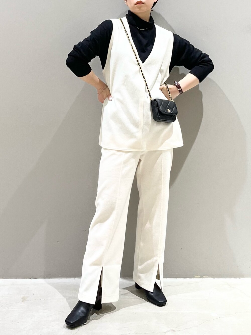 ブラック系のバッグ、その他のトップス、ブラック系のワンピース/ドレスを着用したレディースの秋コーディネートの2枚目の写真