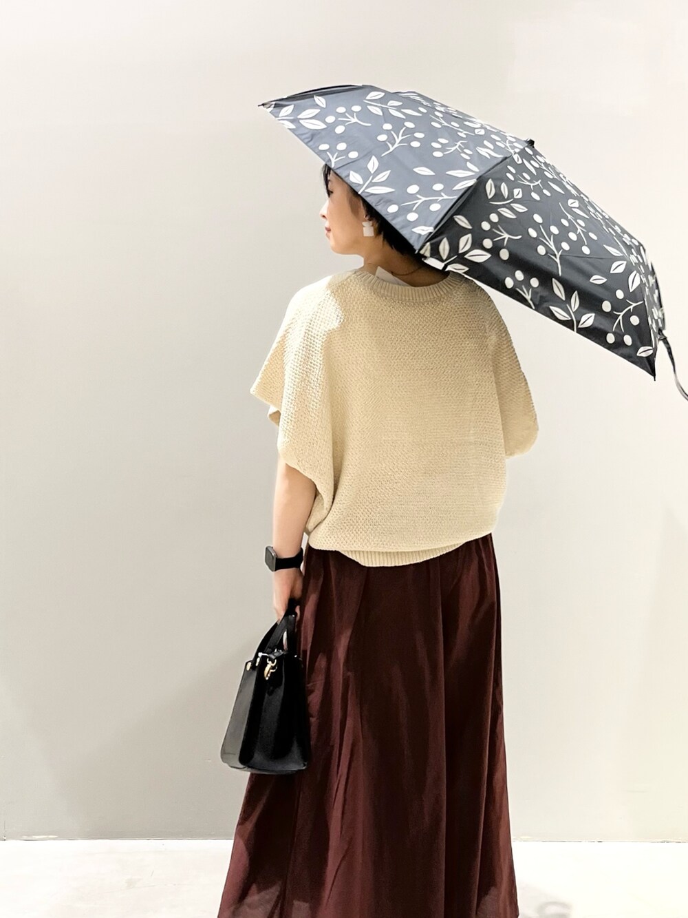 ブラック系のサンダル、ブラウン系のその他パンツ、ブラック系のショルダーバッグを着用したレディースの夏コーディネートの3枚目の写真