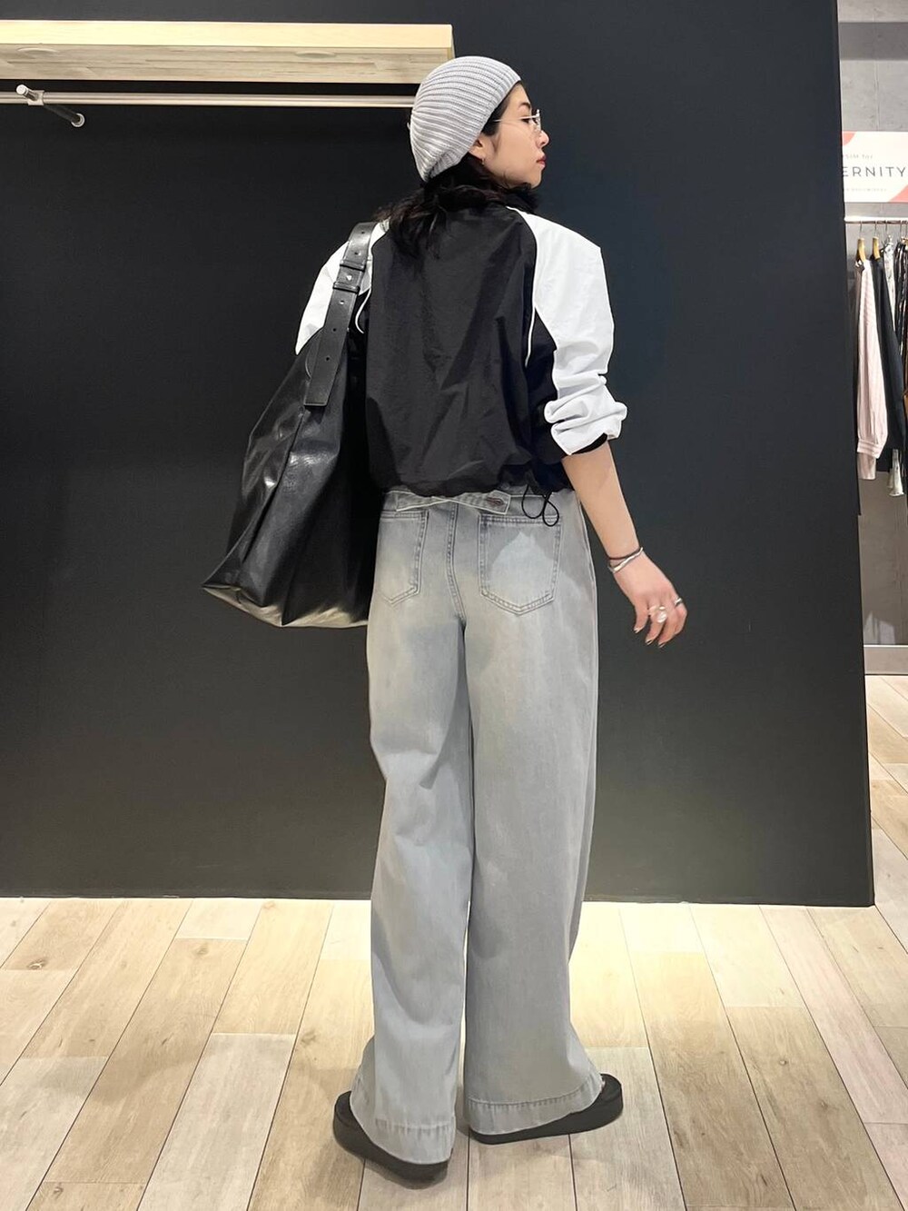 ピンク系のTシャツ/カットソー、ブラック系のトートバッグ、ブラック系のサンダルを着用したレディースの春コーディネートの4枚目の写真