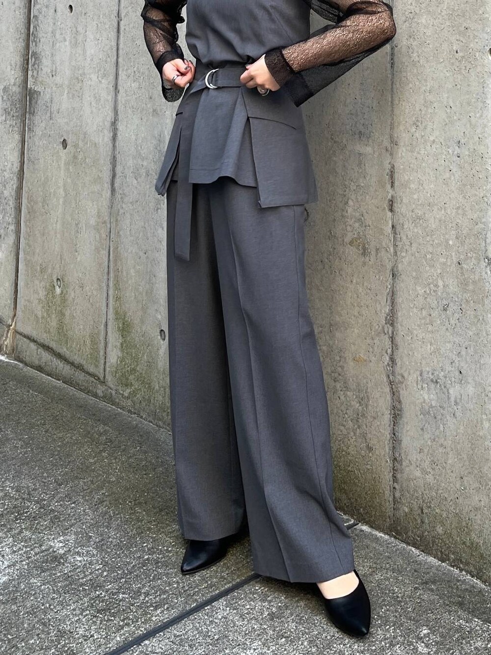 グレー系のその他パンツ、グレー系のキャミソール、ブラック系のパンプスを着用したレディースの冬コーディネートの5枚目の写真