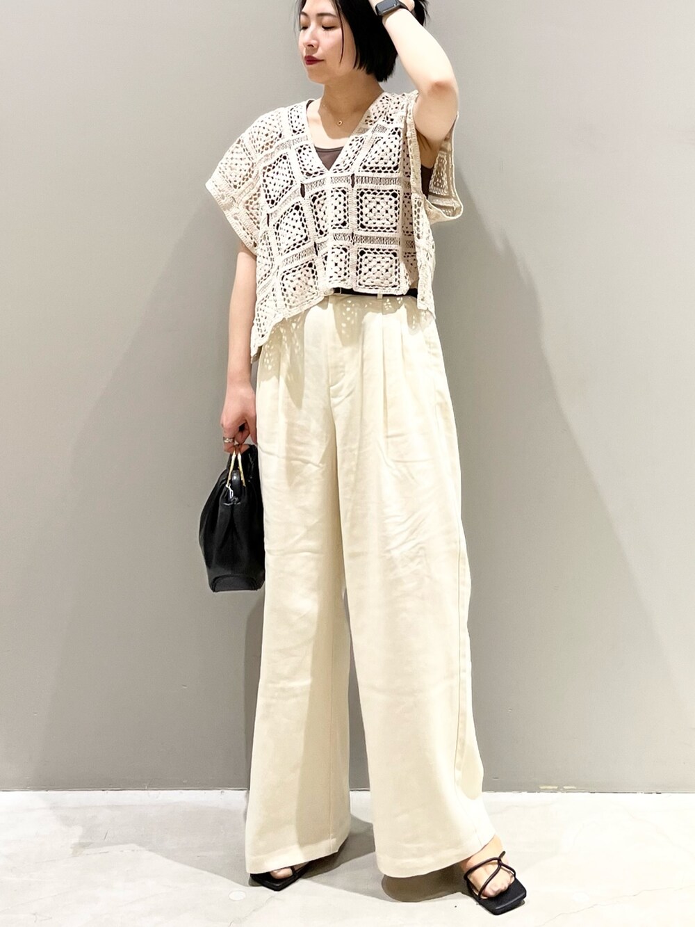 ホワイト系のその他パンツ、ホワイト系のTシャツ/カットソー、ホワイト系のバッグを着用したレディースの夏コーディネートの6枚目の写真