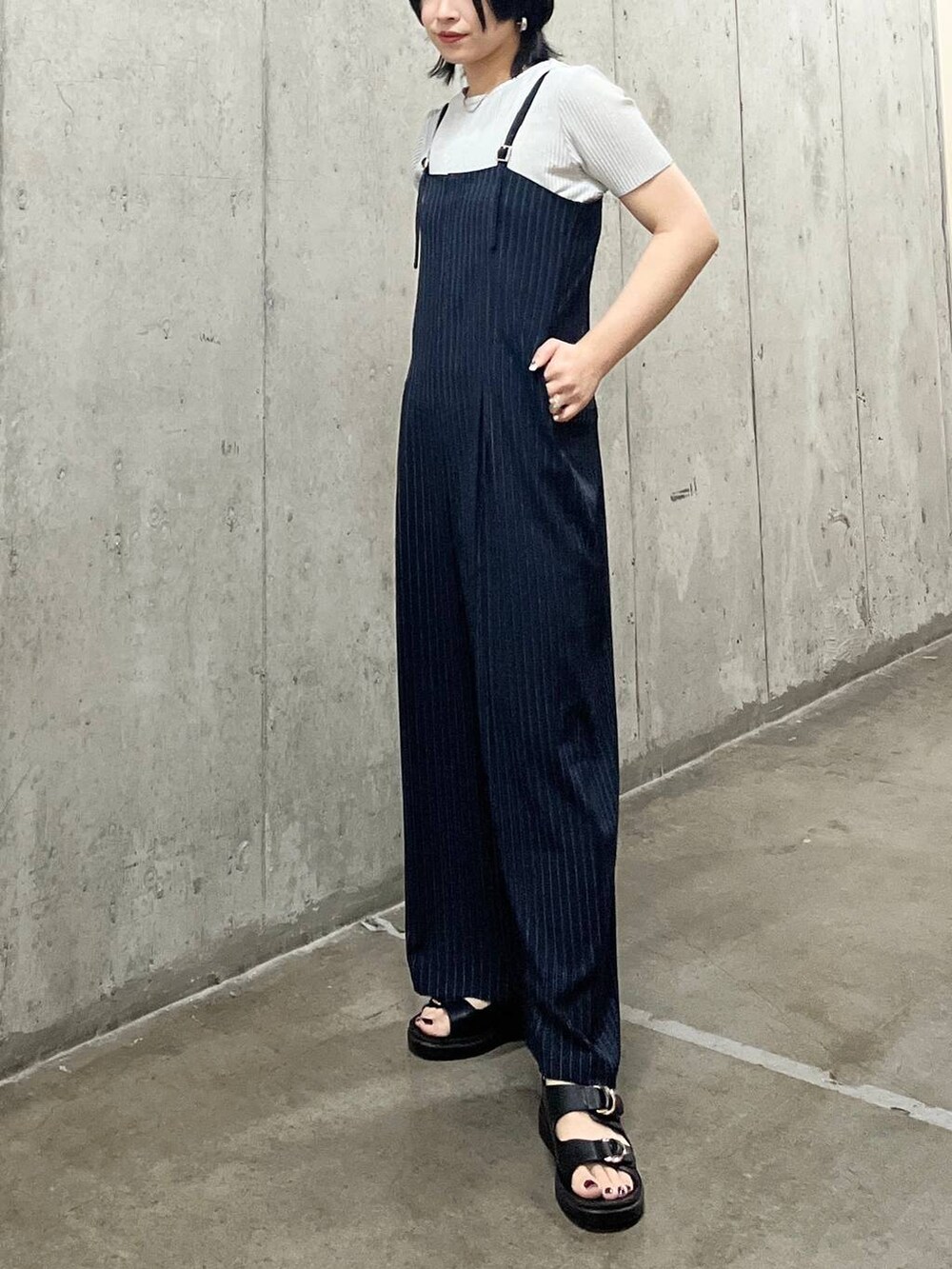 ブラック系のサンダル、ブルー系のサロペット/オーバーオール、シルバー系のショルダーバッグを着用したレディースの夏コーディネートの3枚目の写真