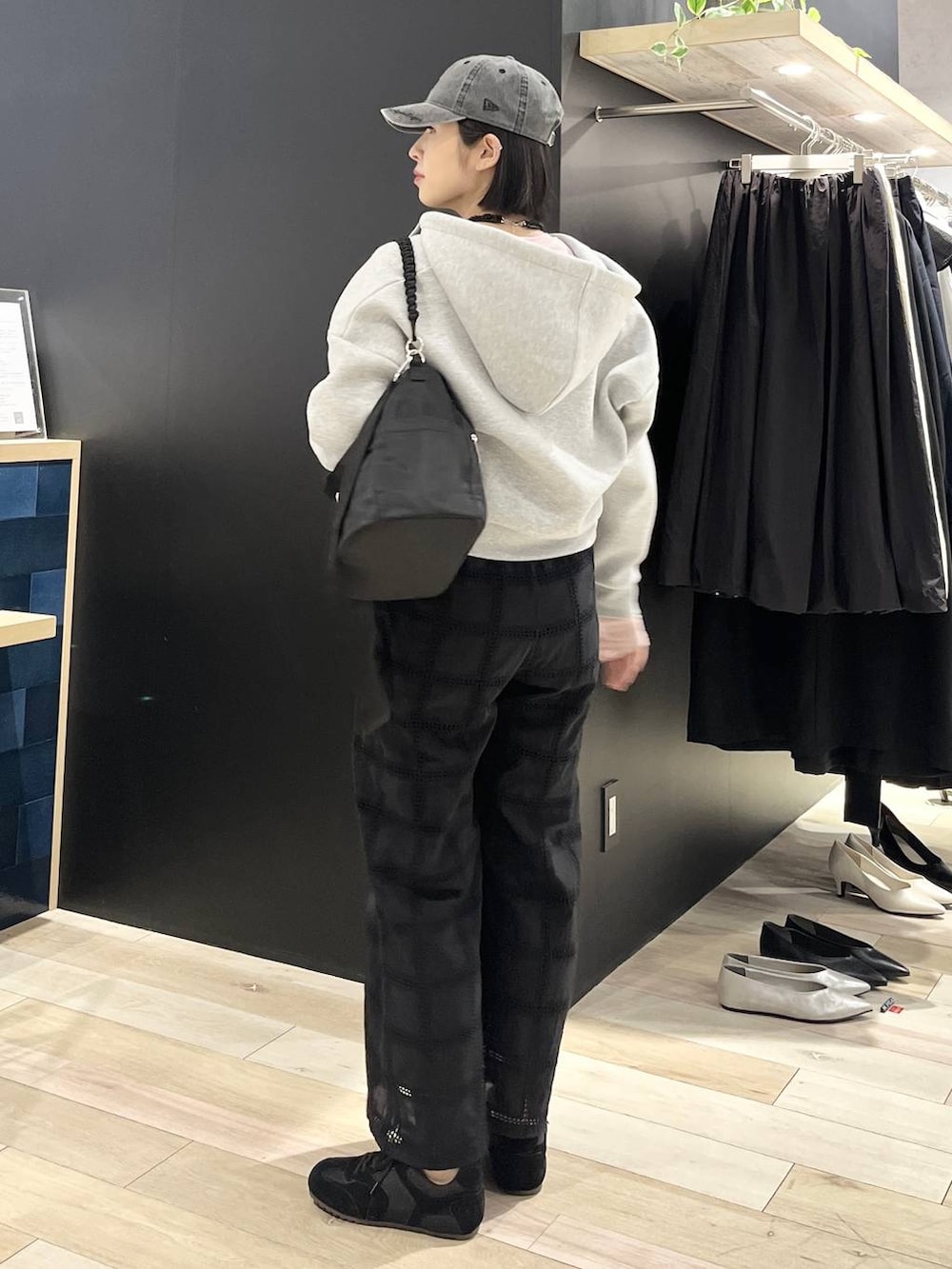 ピンク系のTシャツ/カットソー、ブラック系のショルダーバッグ、ブラック系のスニーカーを着用したレディースの春コーディネートの4枚目の写真