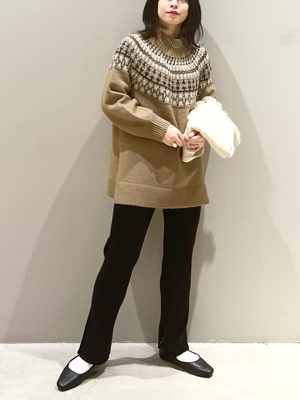 ブラック系のその他パンツ、ブラック系のパンプス、ホワイト系のストール/ショールを着用したレディースの秋コーディネートの5枚目の写真