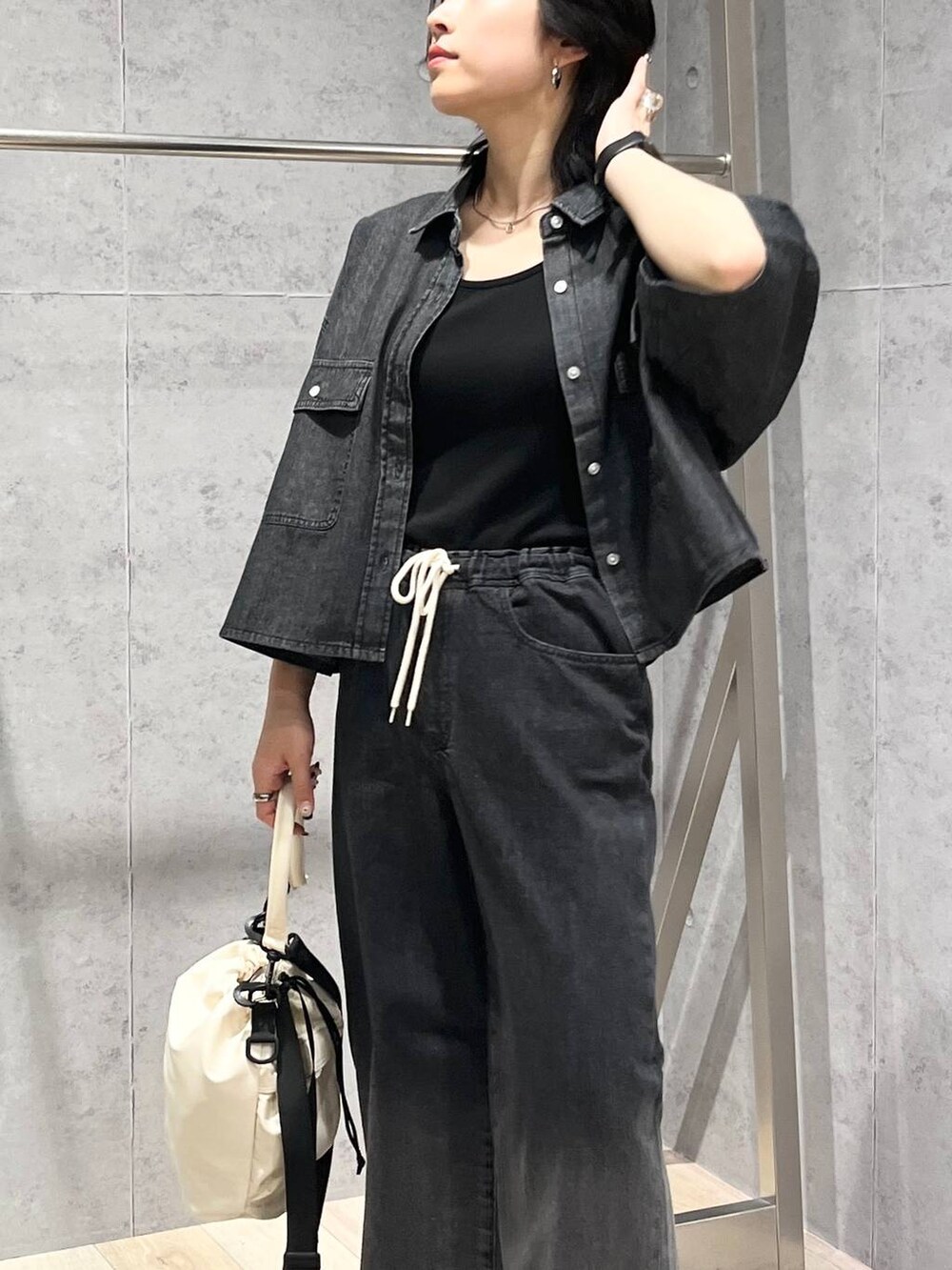 ホワイト系のサンダル、ブラック系のシャツ/ブラウス、ブラック系のシャツ/ブラウスを着用したレディースの春コーディネートの2枚目の写真