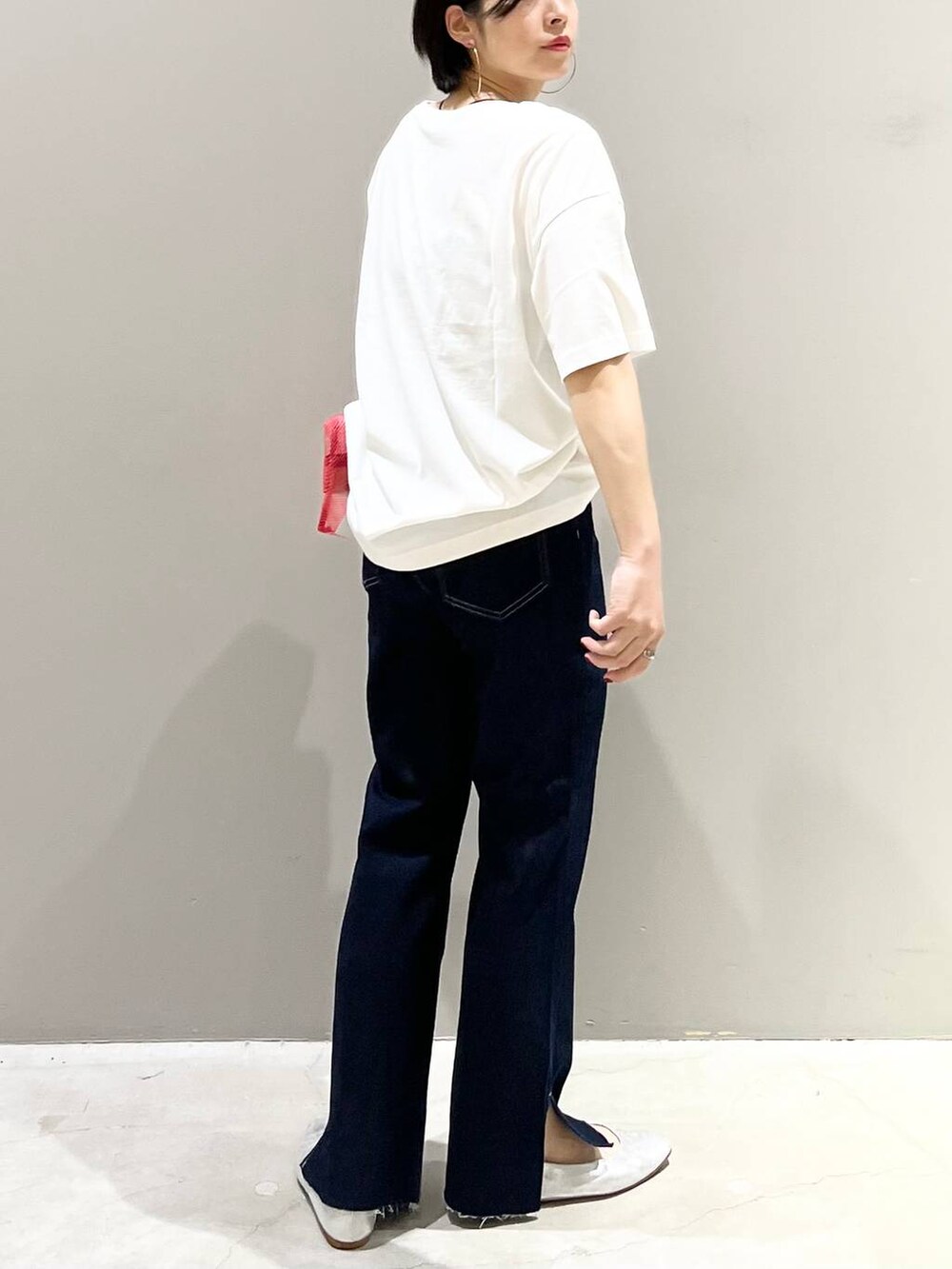 ホワイト系のTシャツ/カットソー、グレー系のパンプス、ブルー系のデニムパンツを着用したレディースの夏コーディネートの4枚目の写真