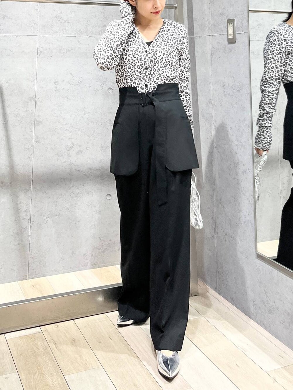 シルバー系のショルダーバッグ、シルバー系のその他シューズ、ブラック系のその他パンツを着用したレディースの秋コーディネートの5枚目の写真