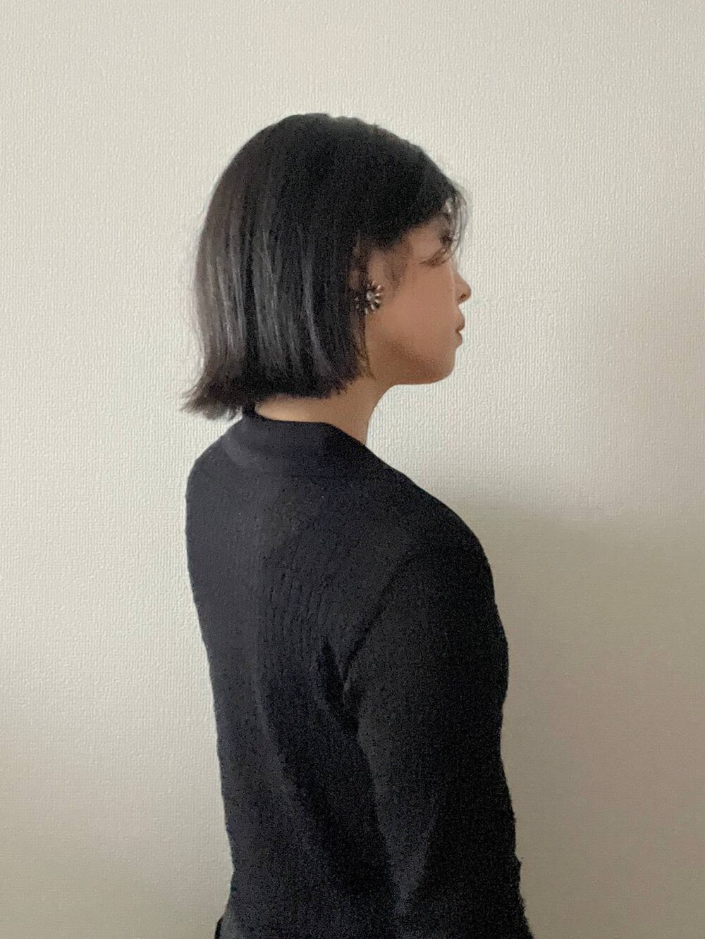 ブラック系のニット/セーター、ブラック系のベルトを着用したレディースの夏コーディネートの3枚目の写真