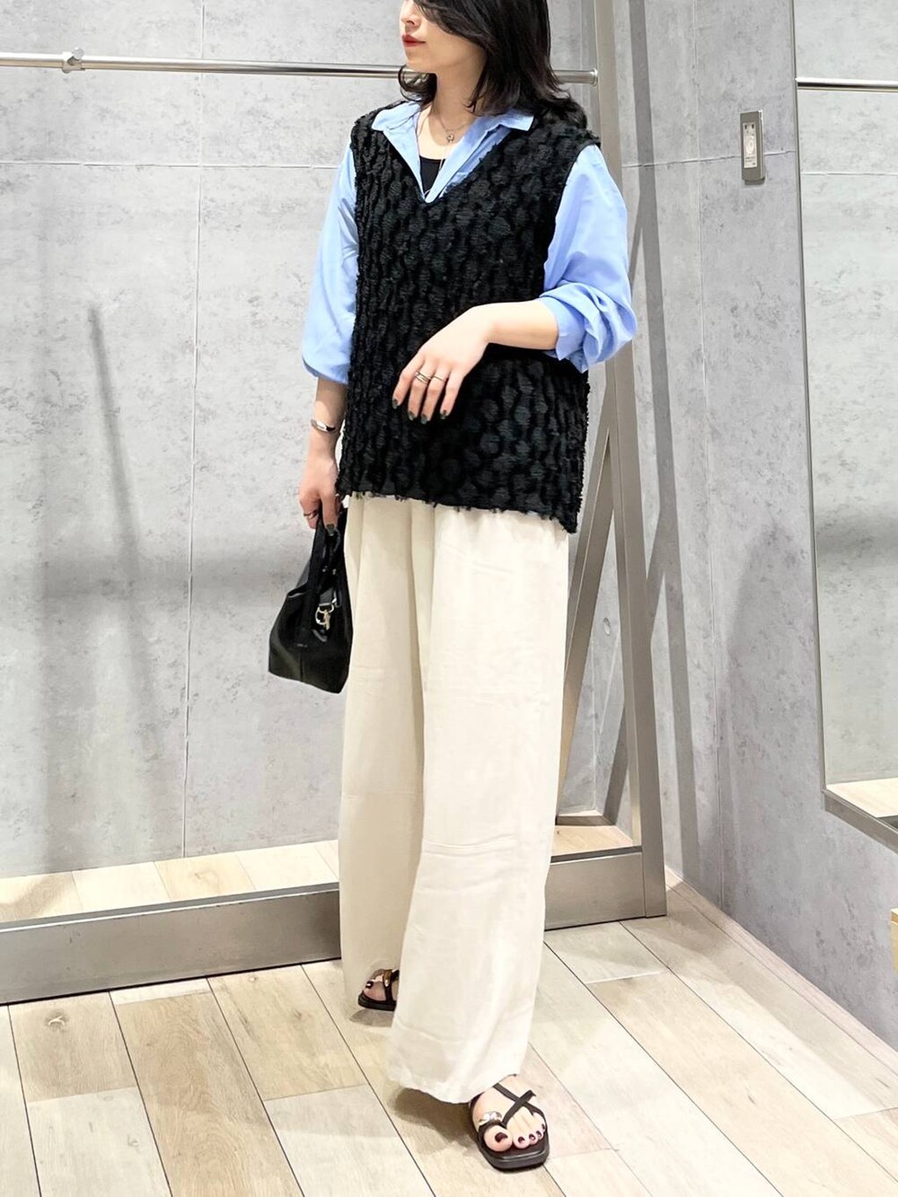 ホワイト系のその他パンツ、ブルー系のシャツ/ブラウス、ブラウン系のサンダルを着用したレディースの春コーディネートの7枚目の写真