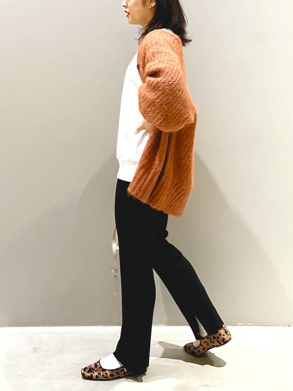 ブラック系のその他パンツ、ホワイト系のショルダーバッグ、その他のその他シューズを着用したレディースの秋コーディネートの5枚目の写真