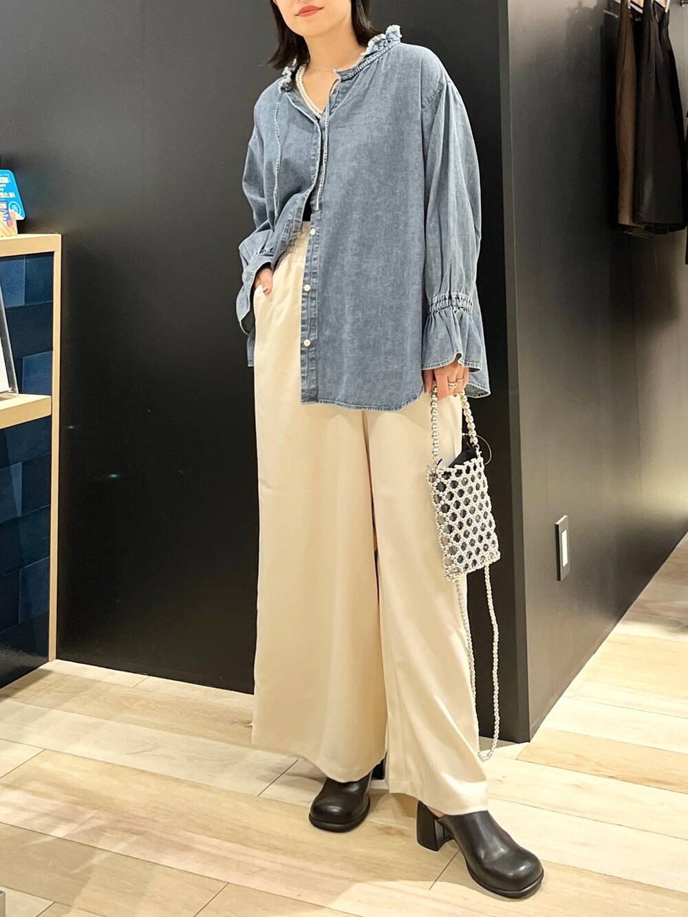 シルバー系のショルダーバッグ、ブラック系のその他シューズ、ブルー系のシャツ/ブラウスを着用したレディースの秋コーディネートの4枚目の写真