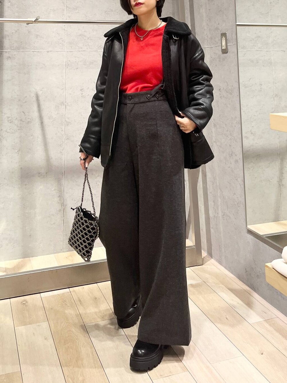 シルバー系のショルダーバッグ、グレー系のその他パンツ、ブラック系のその他アウターを着用したレディースの秋コーディネートの6枚目の写真