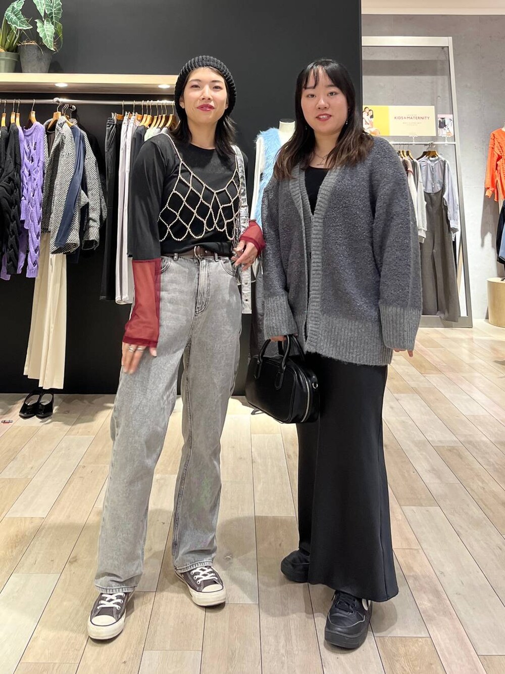 シルバー系のベスト、シルバー系のショルダーバッグ、グレー系のデニムパンツを着用したレディースの秋コーディネートの2枚目の写真