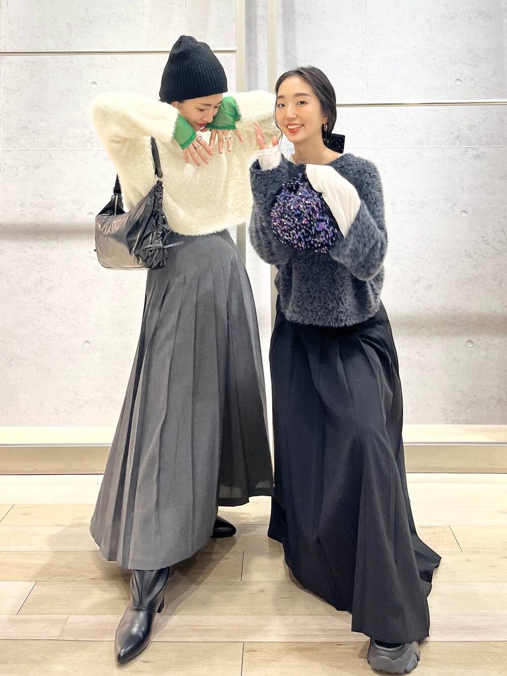 ブルー系のショルダーバッグ、ブラック系のTシャツ/カットソー、ブラック系のブーツを着用したレディースの秋コーディネートの7枚目の写真