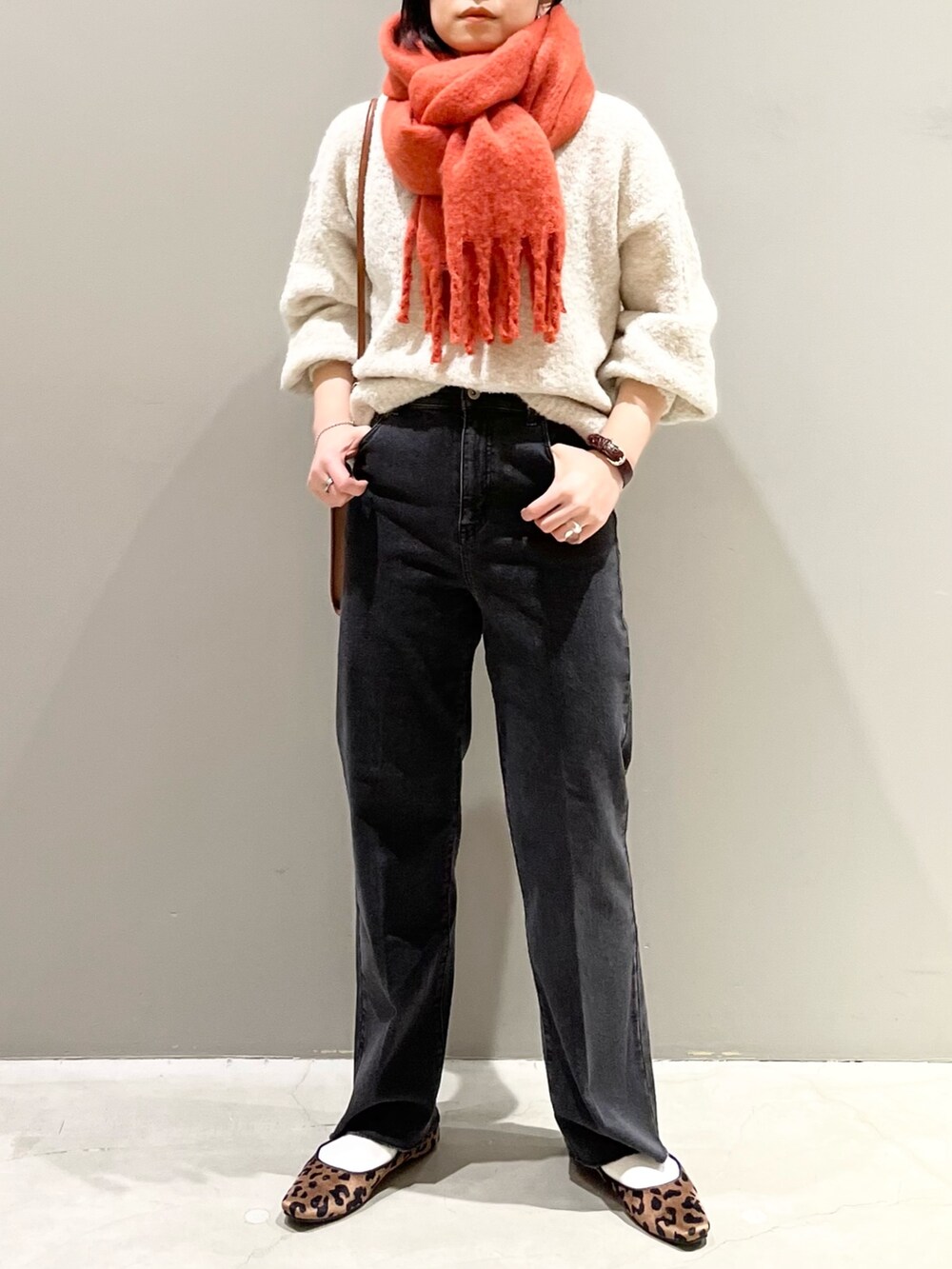 その他のその他シューズ、ブラウン系のショルダーバッグ、ブラック系のデニムパンツを着用したレディースの冬コーディネートの2枚目の写真