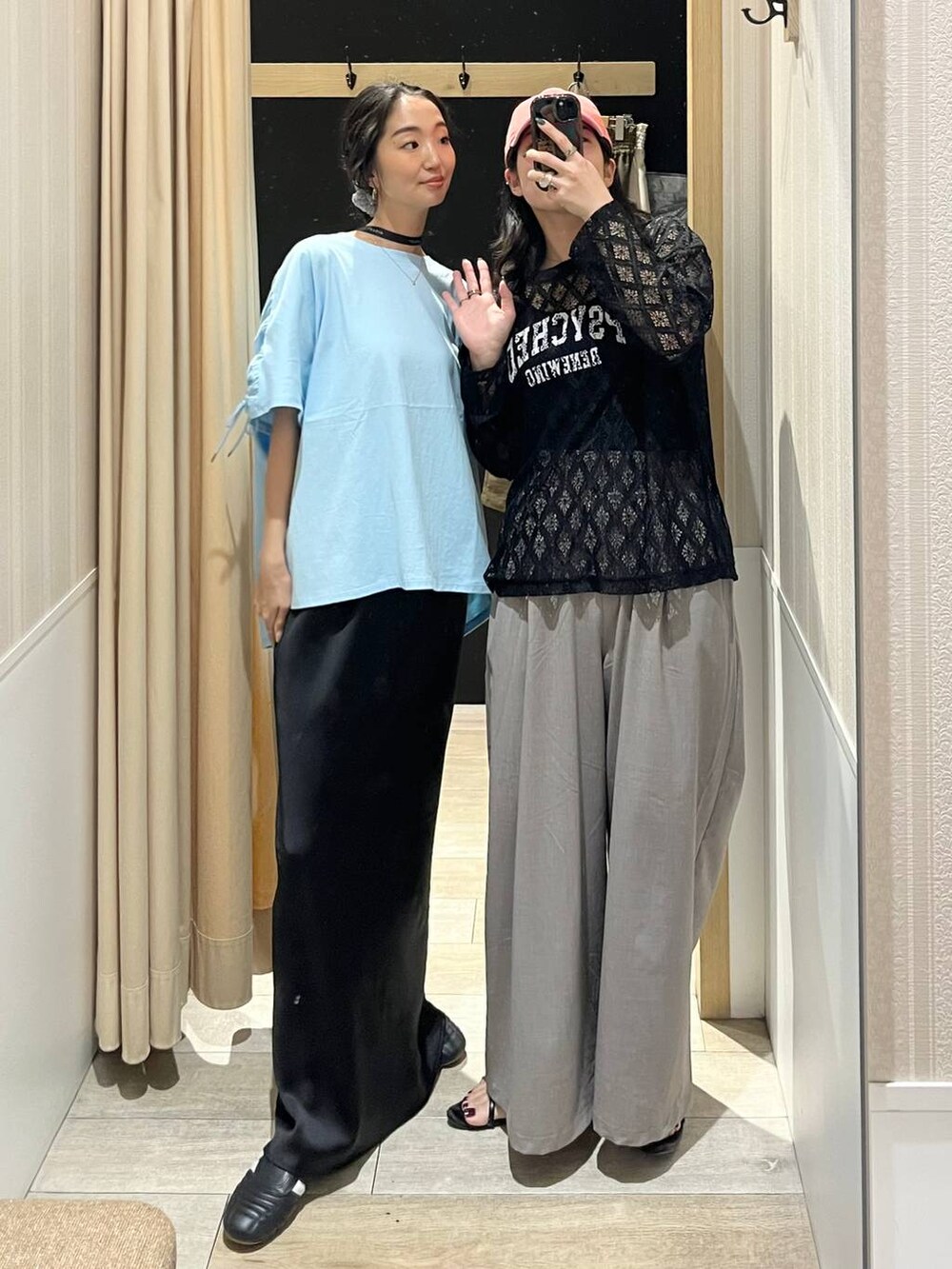 ブラック系のスカート、ブルー系のTシャツ/カットソー、ブラック系のTシャツ/カットソーを着用したレディースの春コーディネートの2枚目の写真