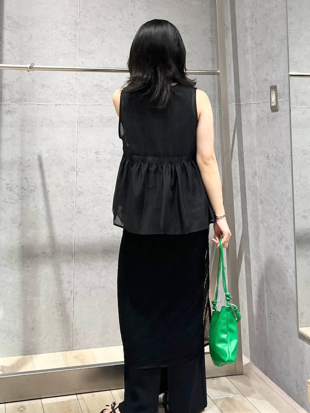 「春色、夏コーデ、ベスト、モノトーン、スカート、スカーフ、サンダル、メガネ、カジュアル、モード、ベーシック/シンプル、デート/ロマンティック、楽ちんコーデ、春コーデ、女子会」｜「LEPSIMの14ゲージニットナロースカート　242468（スカート、ブラック系）」を使った、エムアイさん（レディース・162cm）の夏コーディネートの4枚目の写真