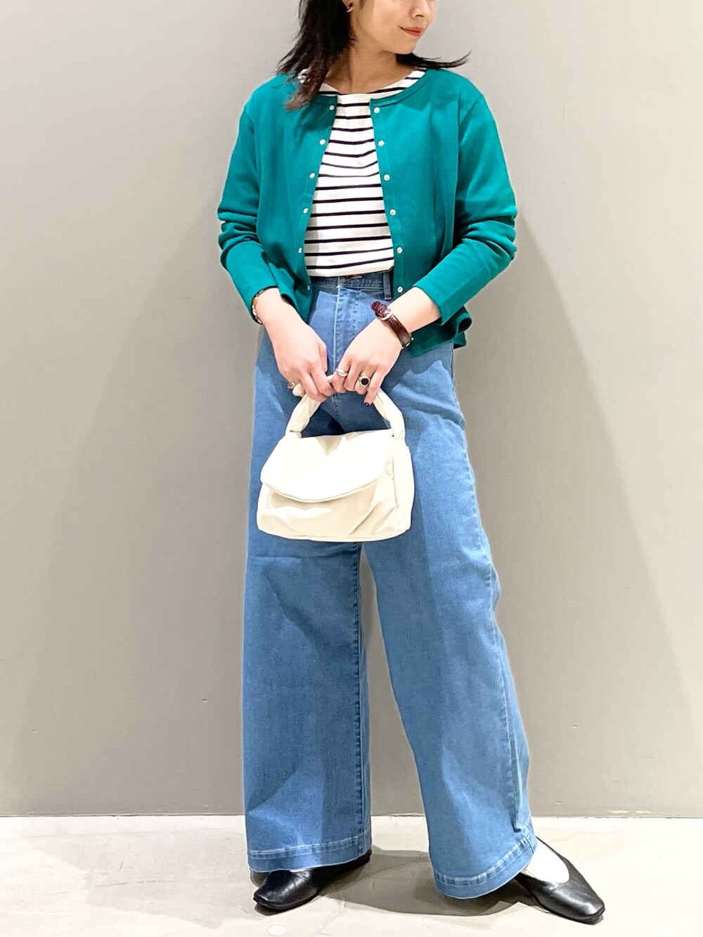 「LEPSIM、レプシィム(LEPSIM)、カーディガン、ボーダー、ボーダートップス、デニム、パンプス、スクエアトゥ、きれいめカジュアル、プチプラ、ハンドバッグ、グリーン、ワイドパンツ、シンプルコーデ」｜「LEPSIMのキルティングクロワッサンショルダーバッグ（バッグ、ホワイト系）」を使った、エムアイさん（レディース・162cm）の秋コーディネートの4枚目の写真