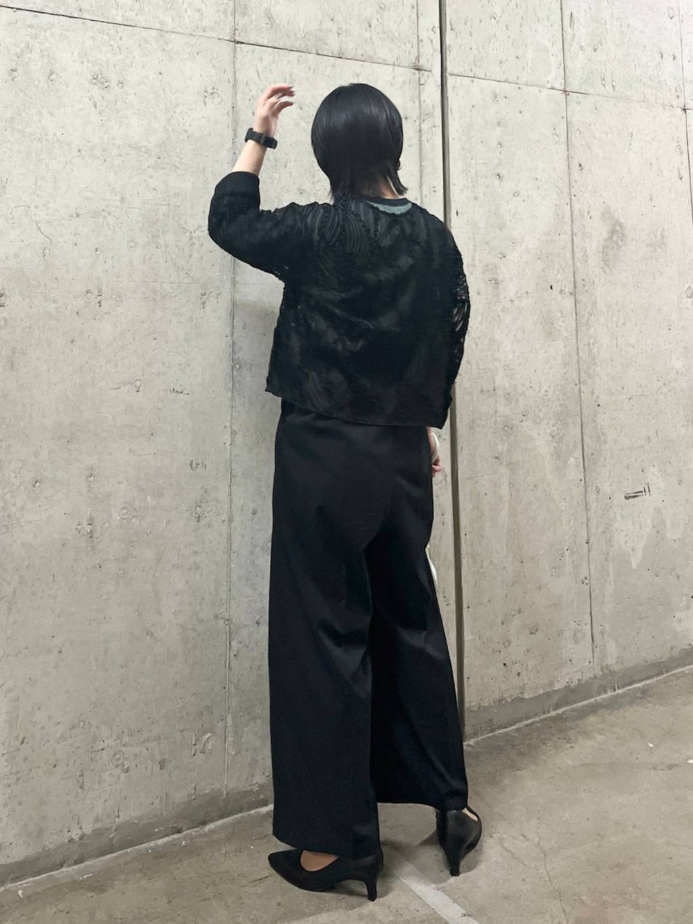 シルバー系のショルダーバッグ、ブラック系のシャツ/ブラウス、ブラック系のパンプスを着用したレディースの春コーディネートの4枚目の写真