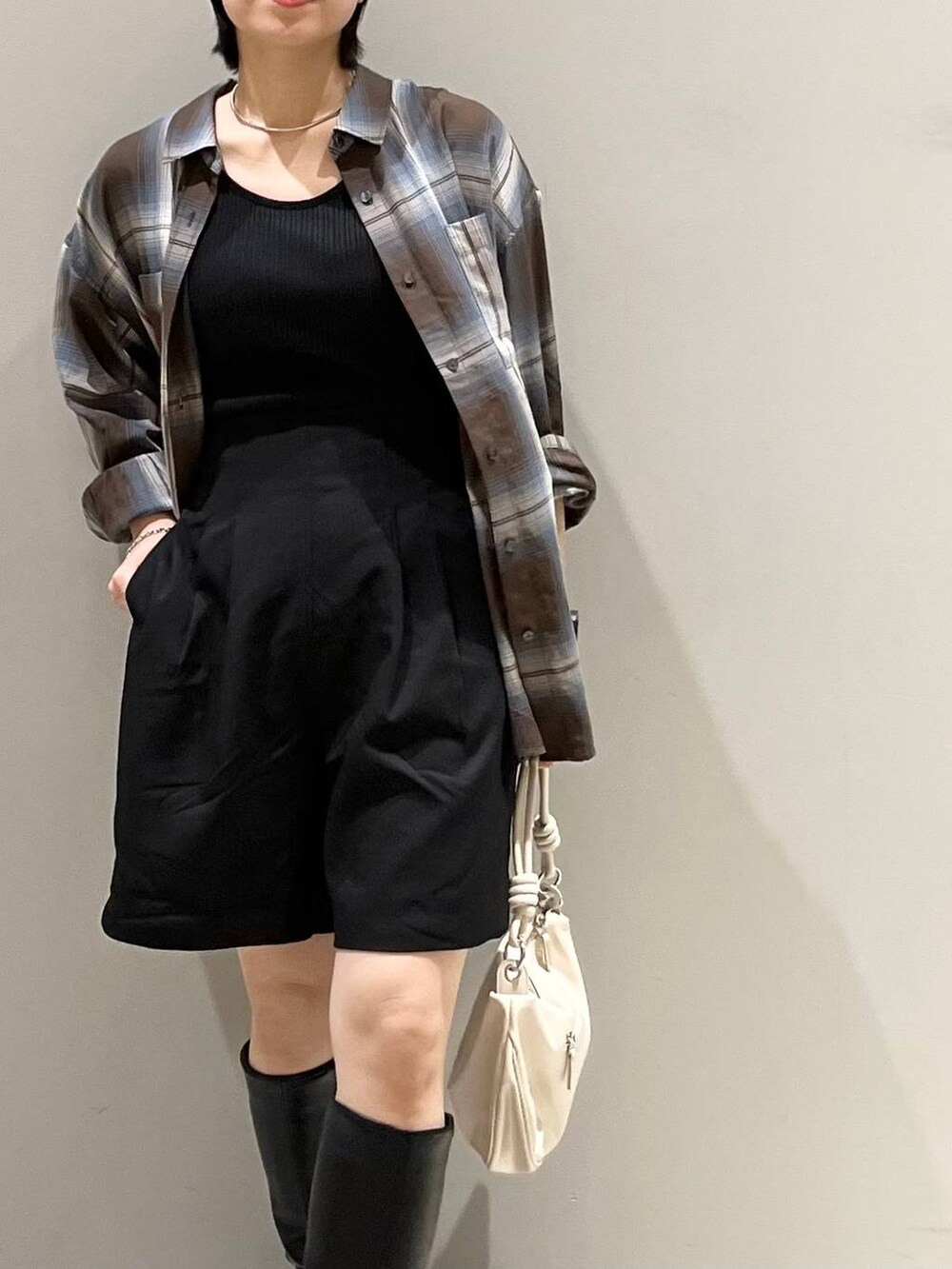 ブラウン系のシャツ/ブラウス、ブラック系のシャツ/ブラウス、ブラック系のその他パンツを着用したレディースの秋コーディネートの7枚目の写真