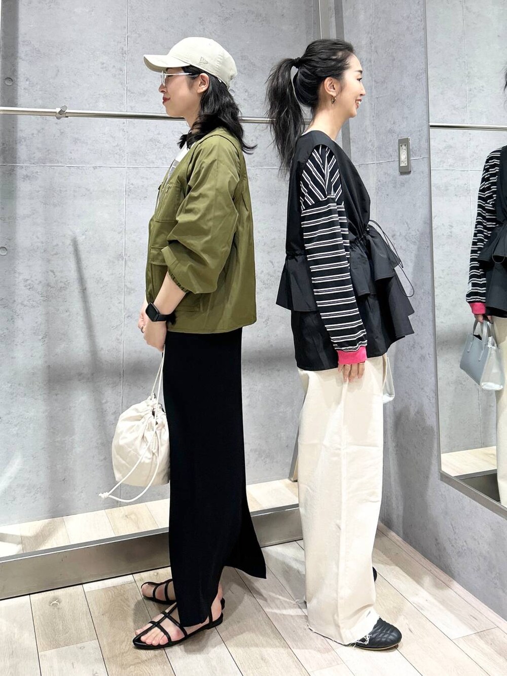 ブラック系のスカート、ホワイト系のショルダーバッグ、ブラック系のサンダルを着用したレディースの春コーディネートの4枚目の写真