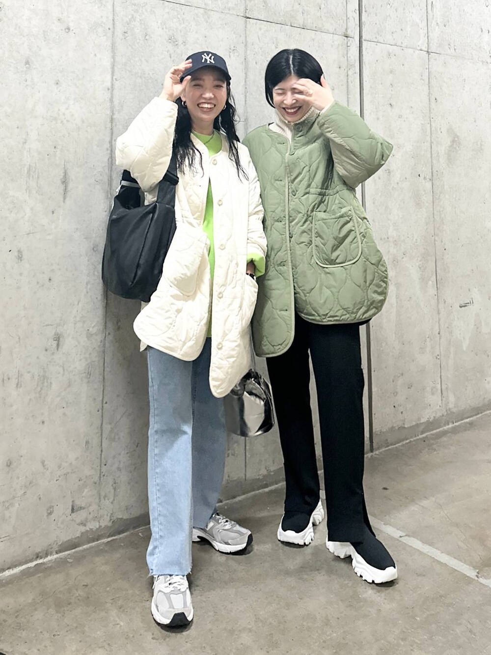 ブラック系のその他パンツ、ブラック系のその他アウター、グリーン系のその他アウターを着用したレディースの冬コーディネートの3枚目の写真