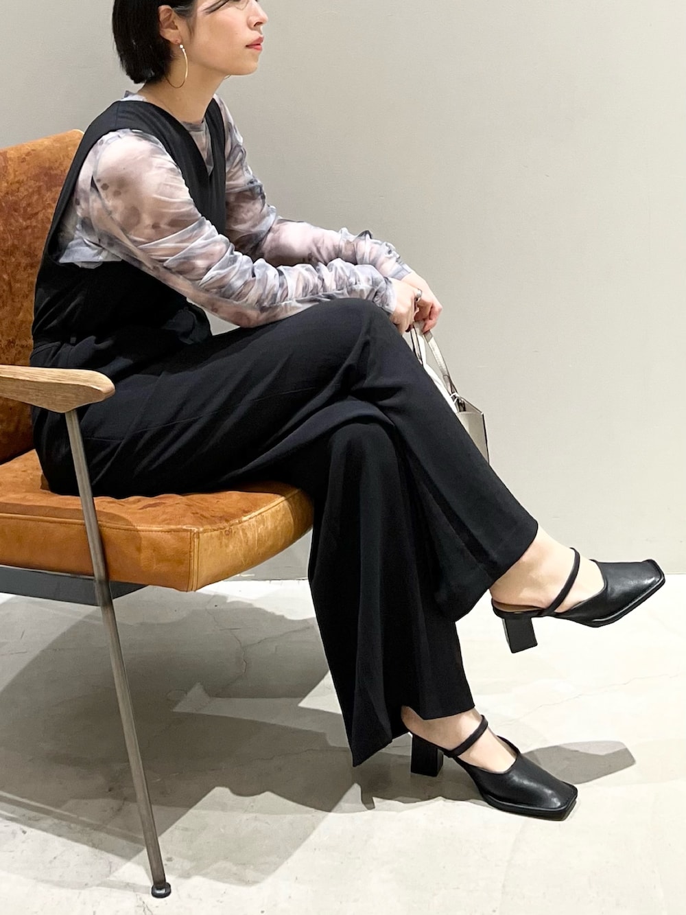 「LEPSIM、レプシィム(LEPSIM)、オケージョン、結婚式、結婚式二次会スタイル、オールインワン、シアートップス、ショルダーバッグ、トートバッグ、パンプス、スクエアトゥ、ドレス、ドレスシューズ、プチプラ、パーティースタイル」｜「LEPSIMのVネックオールインワン【jours heureux】　964369（つなぎ/オールインワン、ブラック系）」を使った、エムアイさん（レディース・162cm）の夏コーディネートの8枚目の写真