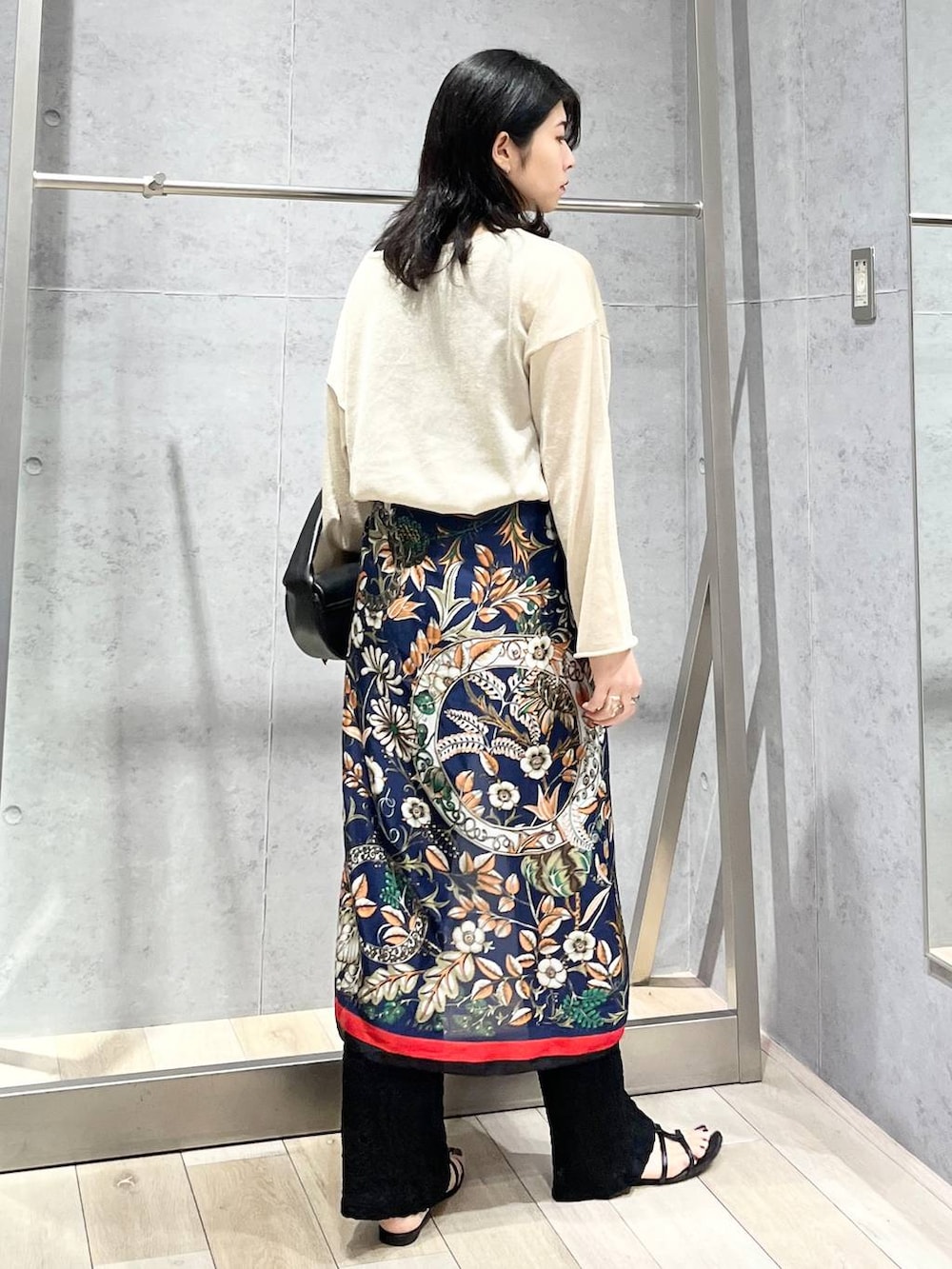 ブラック系のハンドバッグ、ベージュ系のニット/セーター、ブラック系のその他パンツを着用したレディースの春コーディネートの9枚目の写真