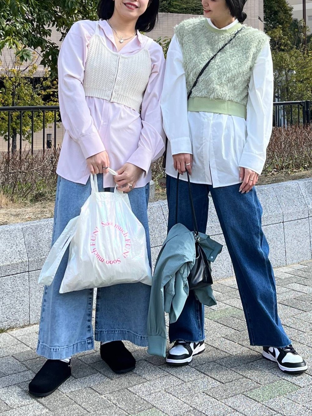 グリーン系のベスト、ブルー系のデニムパンツ、ピンク系のシャツ/ブラウスを着用したレディースの春コーディネートの5枚目の写真