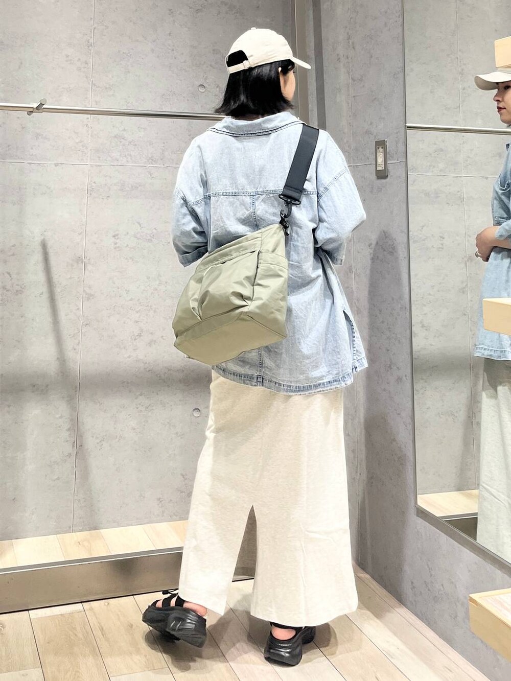 ブルー系のシャツ/ブラウス、ブラック系のサンダル、グリーン系のショルダーバッグを着用したレディースの夏コーディネートの5枚目の写真