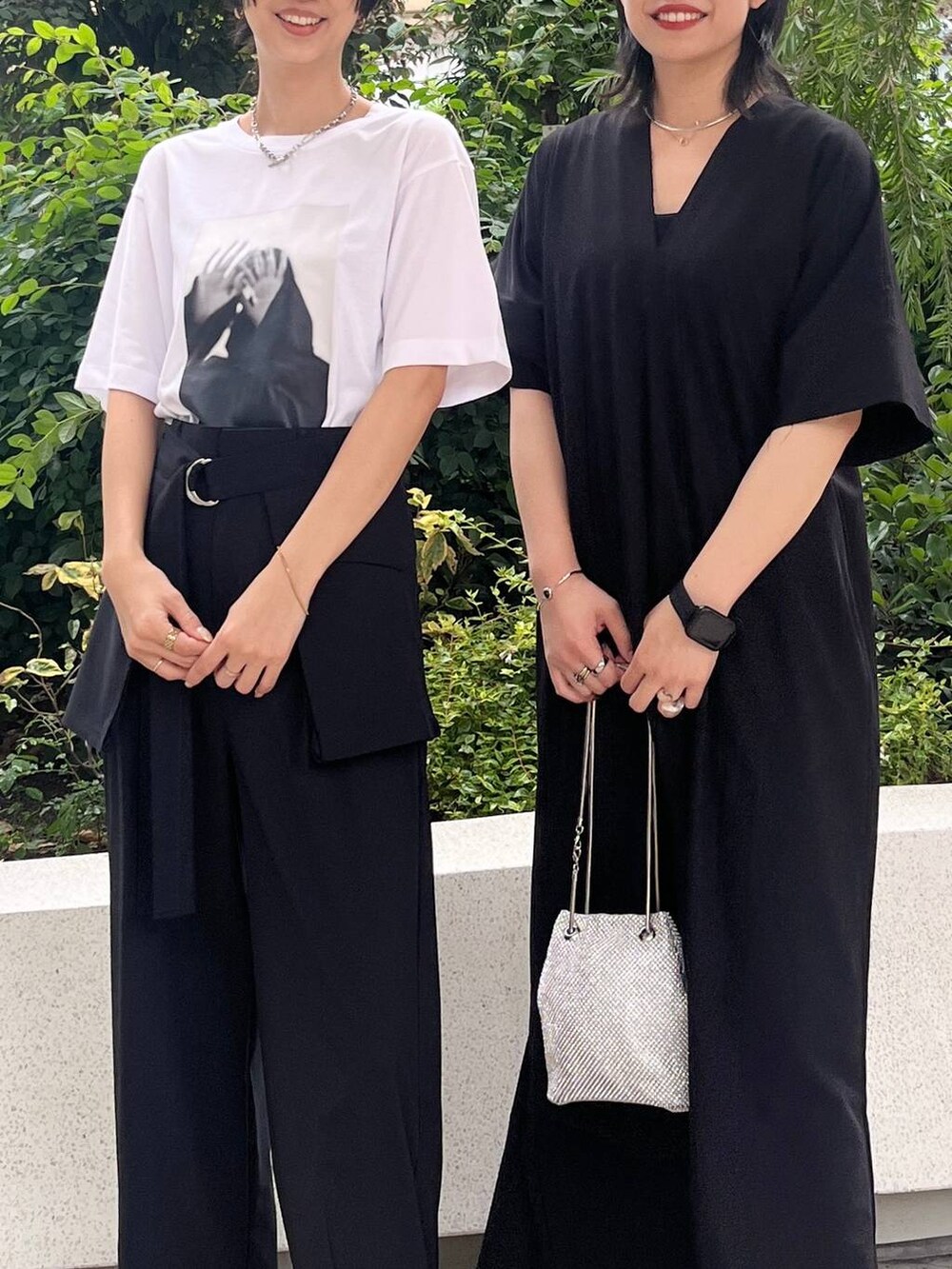 シルバー系のショルダーバッグ、ブラック系のサンダル、ブラック系のワンピースを着用したレディースの夏コーディネートの5枚目の写真