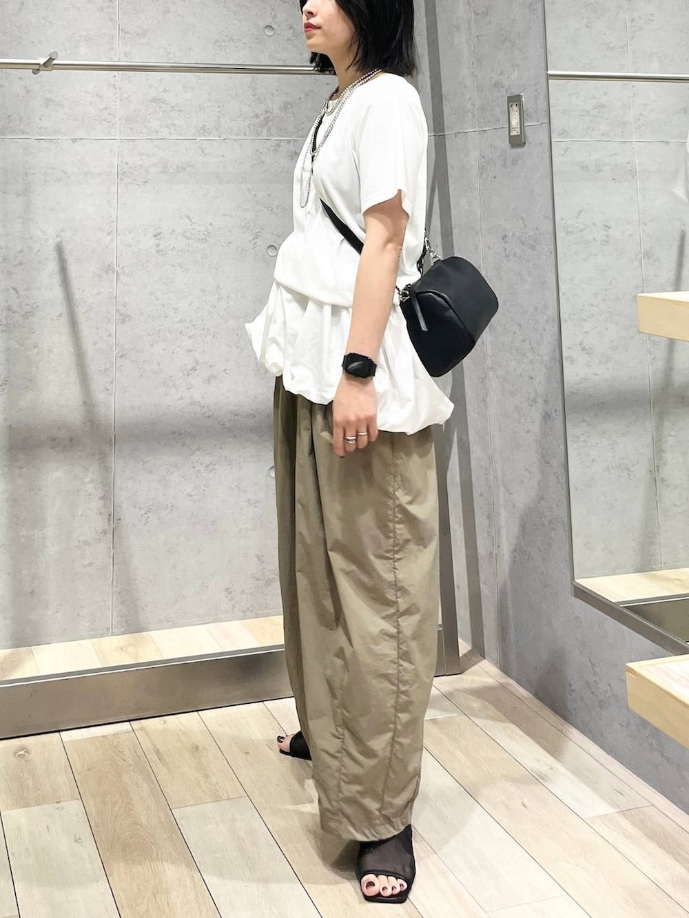 ブラック系のサンダル、ブラック系のショルダーバッグ、ブラウン系のその他パンツを着用したレディースの夏コーディネートの3枚目の写真