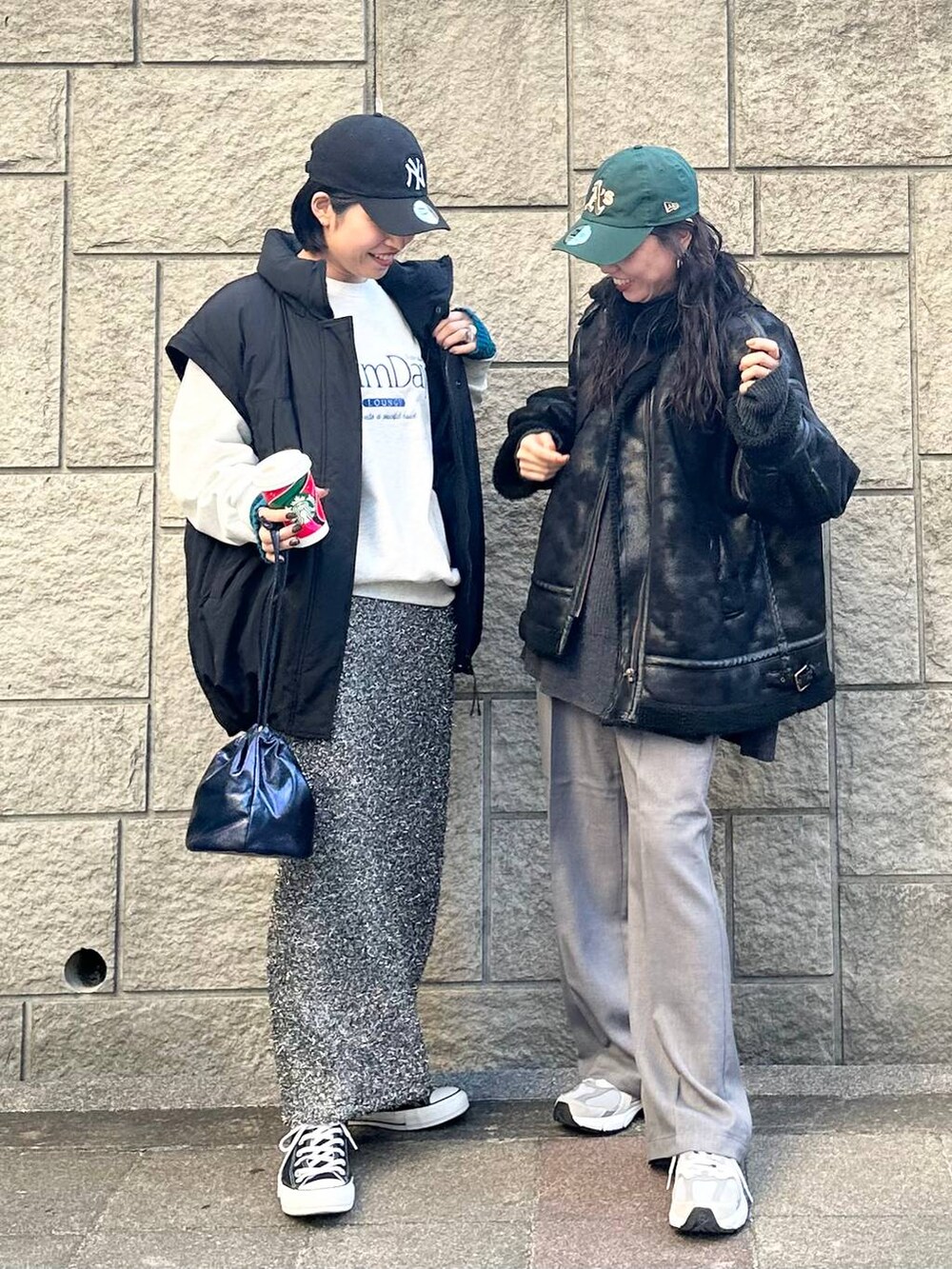 ブラック系のその他アウター、グレー系のその他パンツ、ブラック系のその他アウターを着用したレディースの冬コーディネートの3枚目の写真