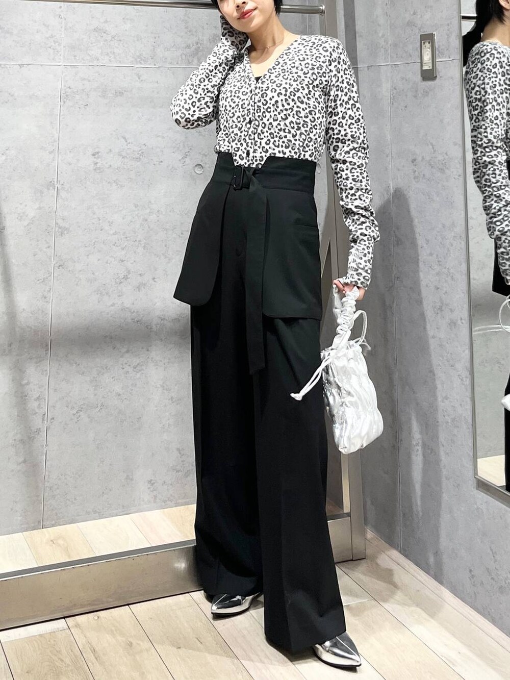 シルバー系のショルダーバッグ、シルバー系のその他シューズ、ブラック系のその他パンツを着用したレディースの秋コーディネートの8枚目の写真