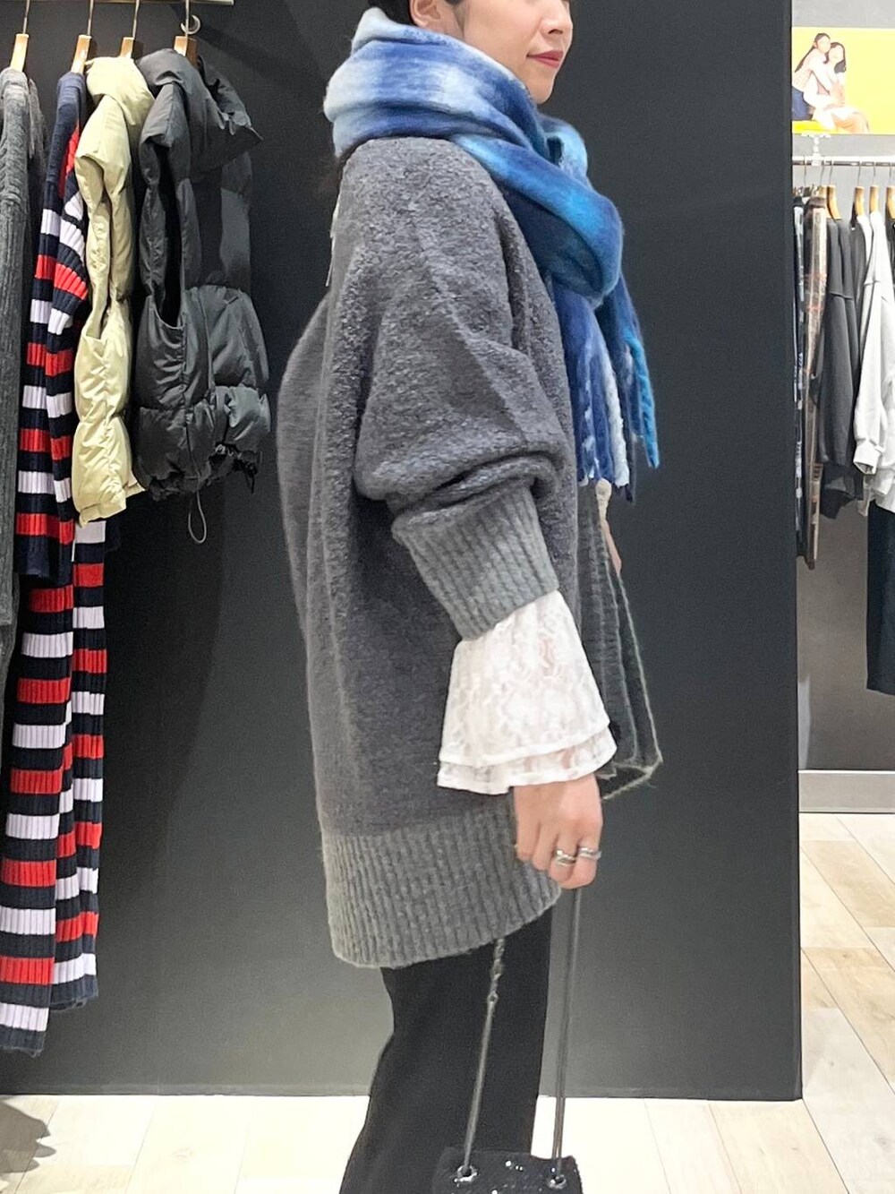 ブラック系のショルダーバッグ、ブラック系のローファー、ホワイト系のTシャツ/カットソーを着用したレディースの秋コーディネートの2枚目の写真