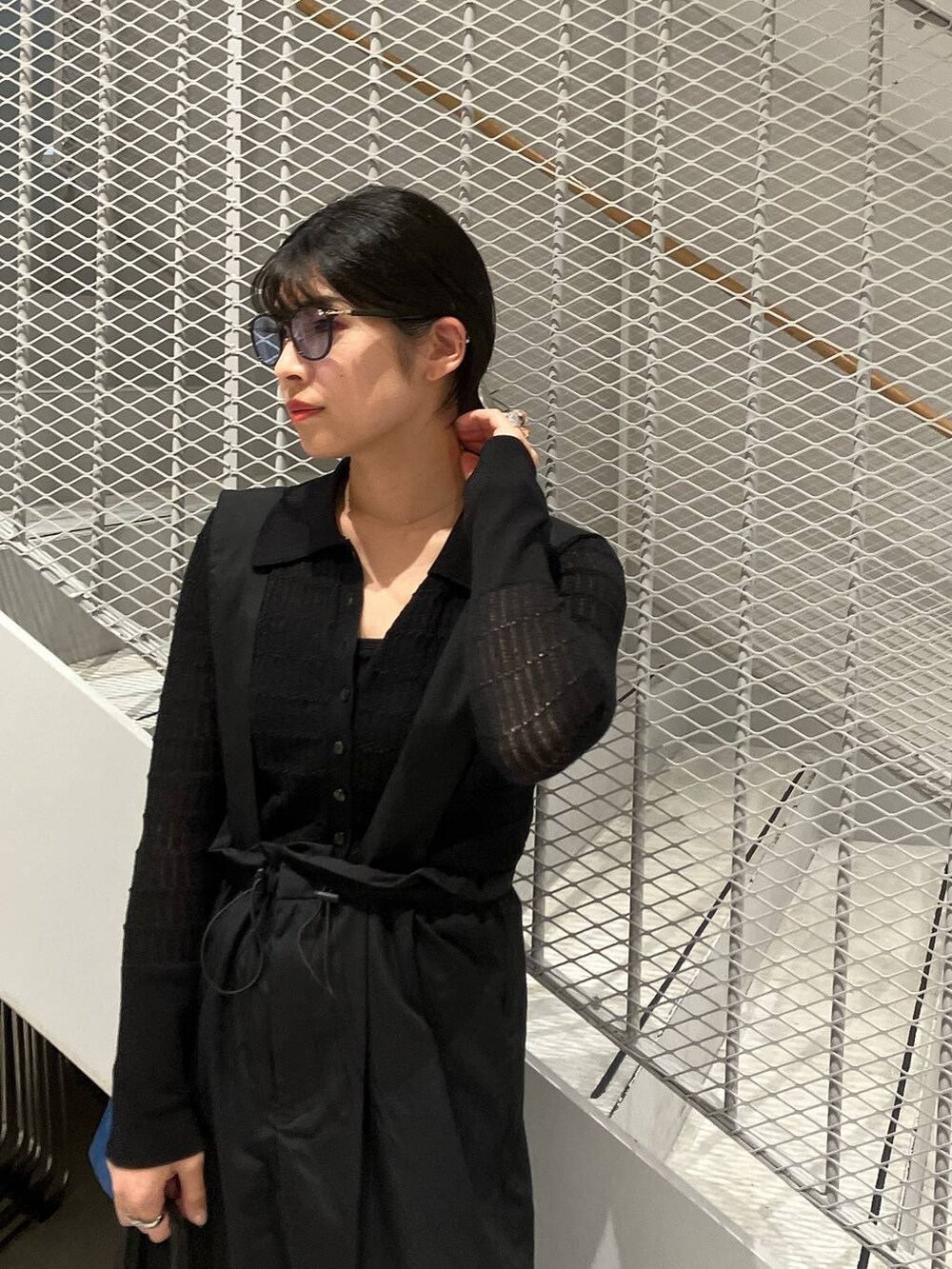 ブラック系のニット/セーター、ブラック系のその他パンツを着用したレディースの秋コーディネートの8枚目の写真